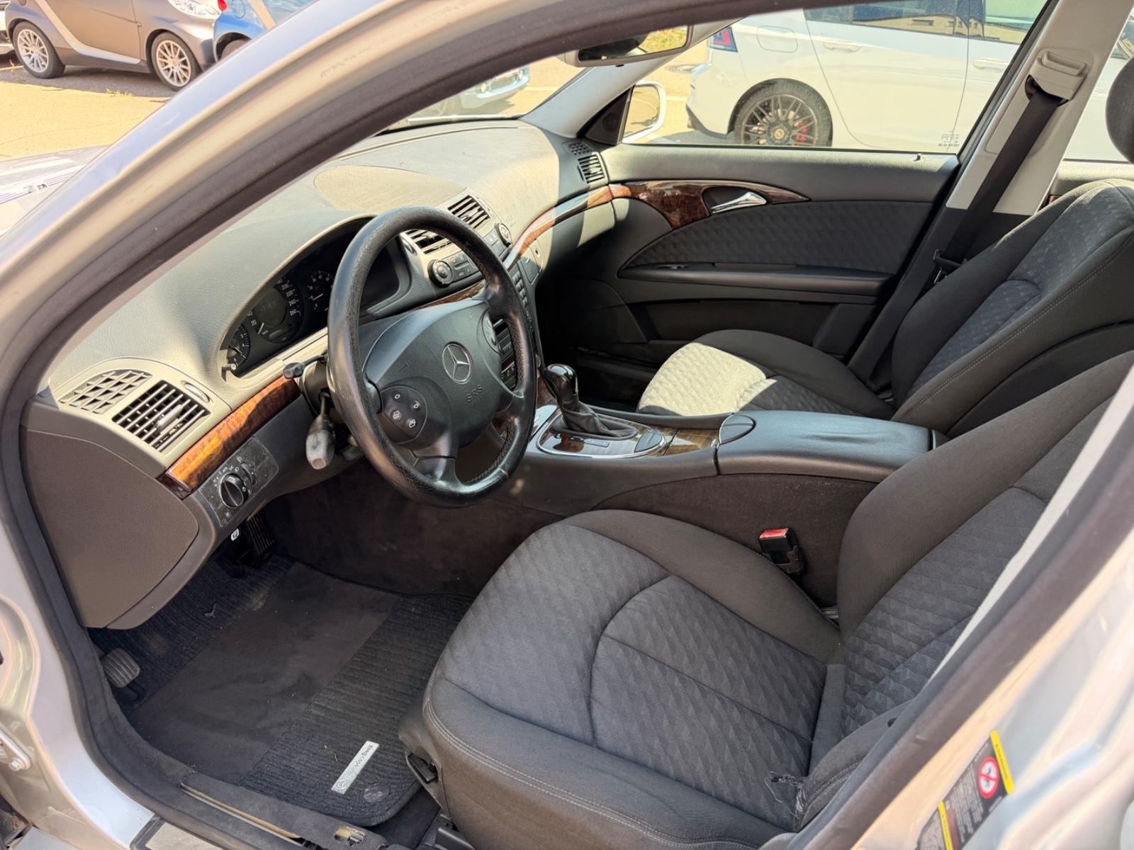 Mercedes-Benz E200 2005 — photo 5