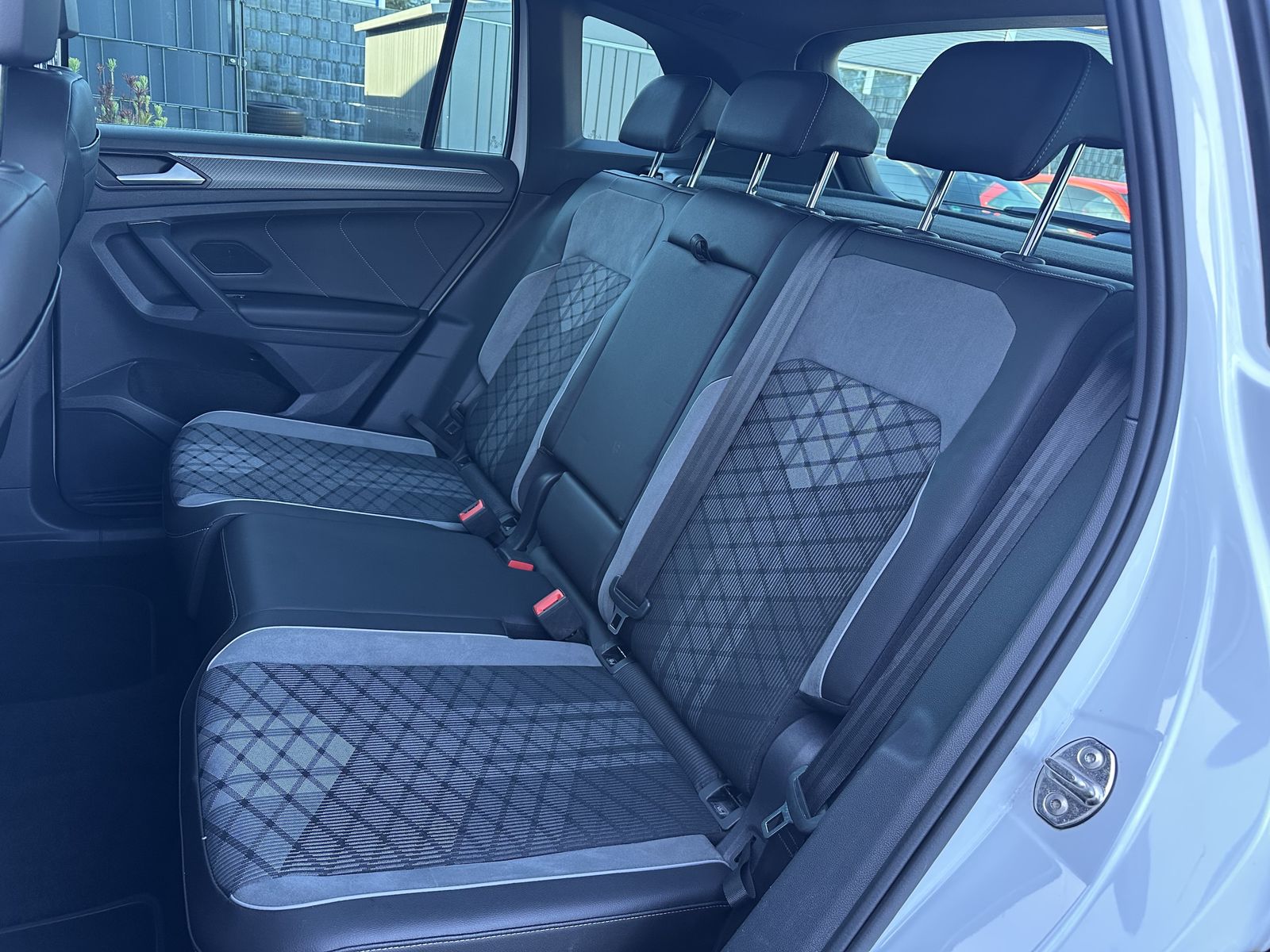 Fahrzeugabbildung Volkswagen Tiguan 2.0 TDI DSG 4M R-Line NAV+MATRIX+PANO+KAM