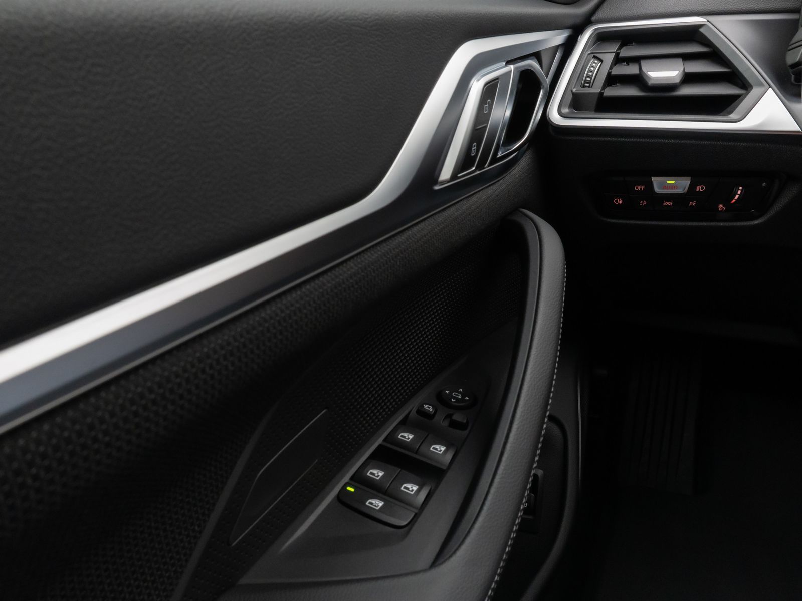 Fahrzeugabbildung BMW i4 eD40 Gran Coupè Kamera DAB HUD Alarm Komfort