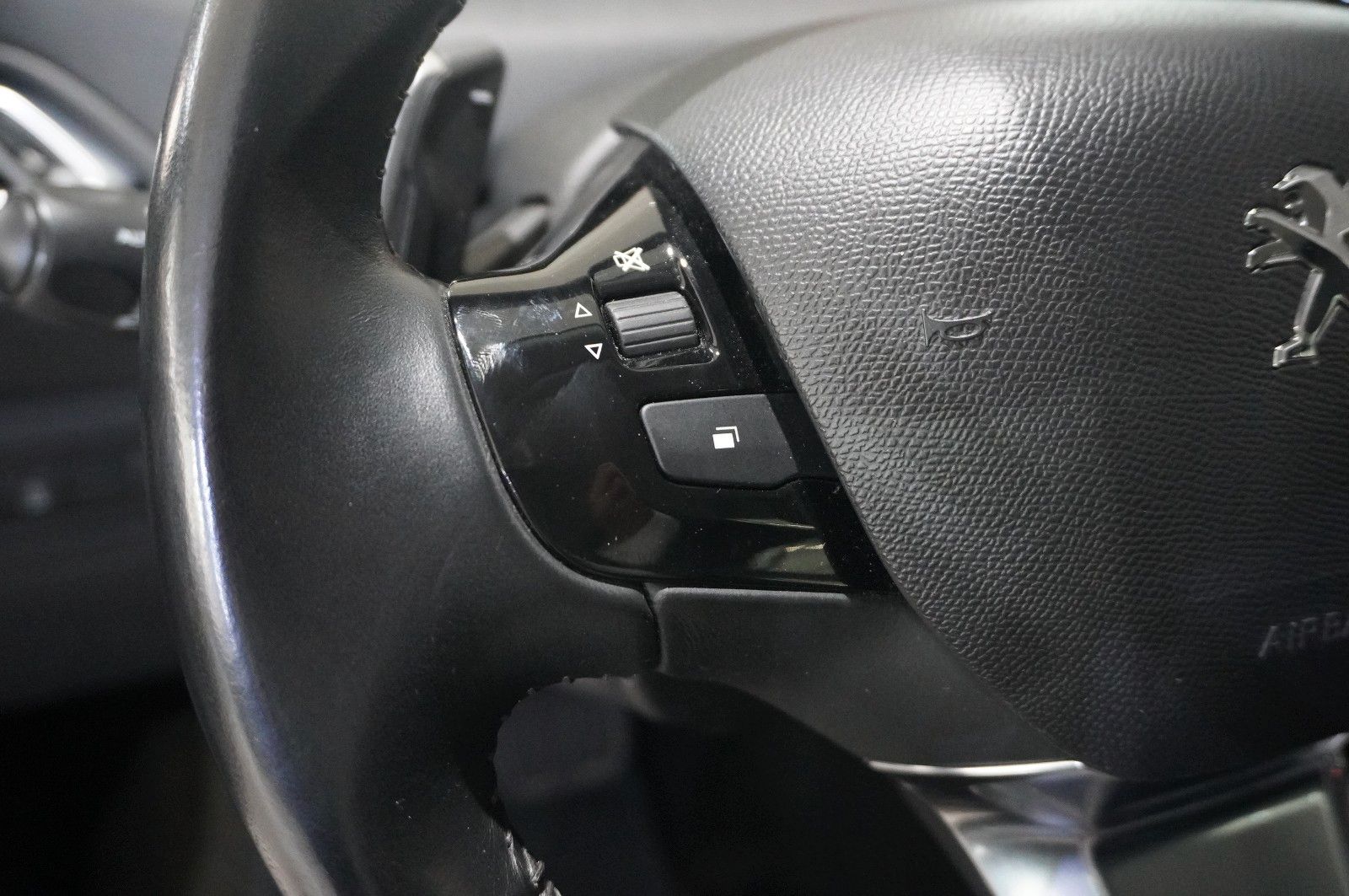 Fahrzeugabbildung Peugeot 308 LIM. 1.2T ACTIVE PACK NAVI/LED/TEMP./DAB+
