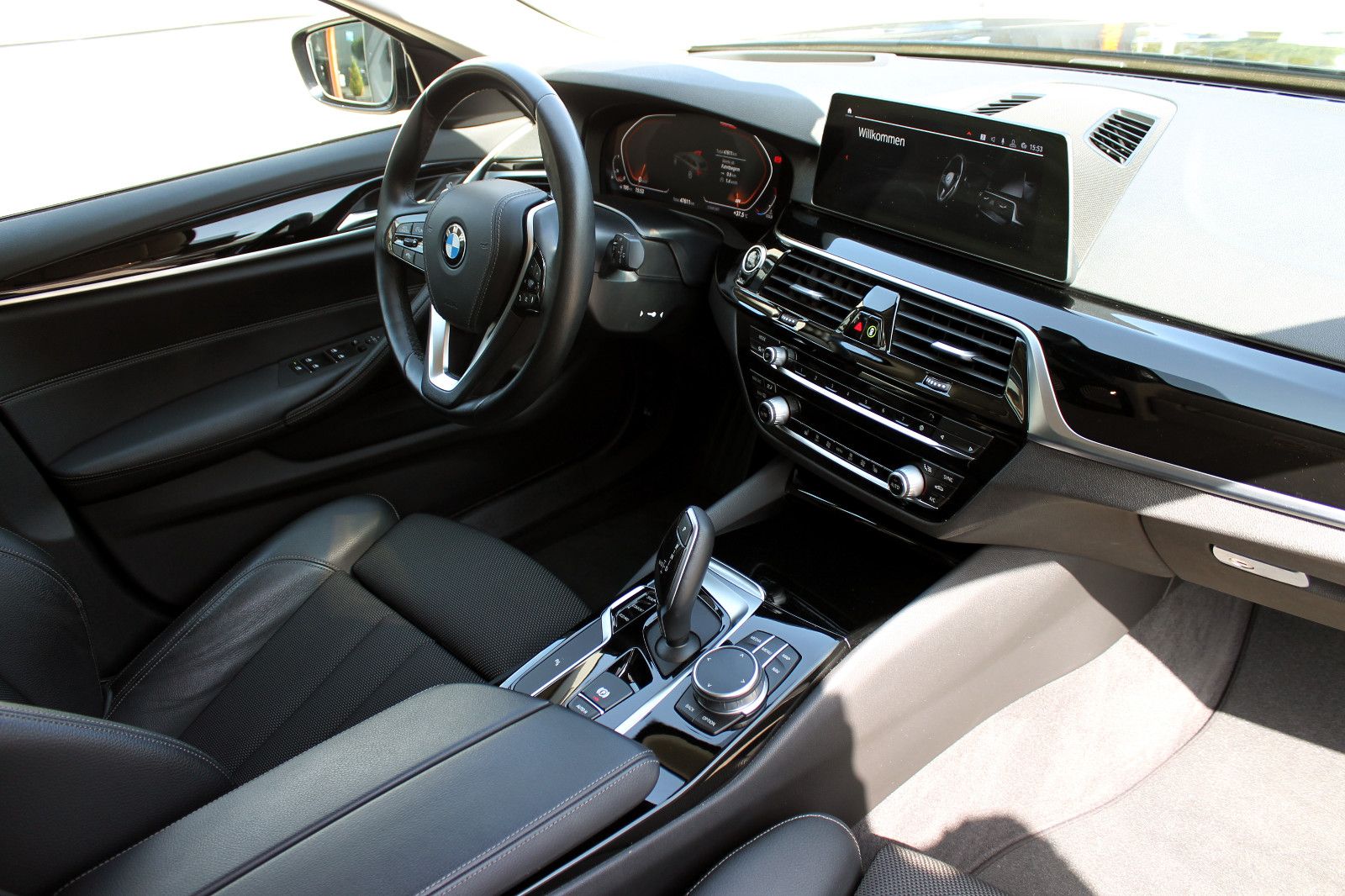 Fahrzeugabbildung BMW 530i Touring Steptr. Sport-Line LED HUD KAM ACC