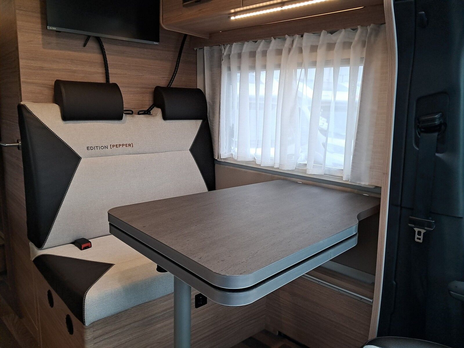 Fahrzeugabbildung Weinsberg CaraCompact Suite MB EDITION PEPPER 640 MEG AHK