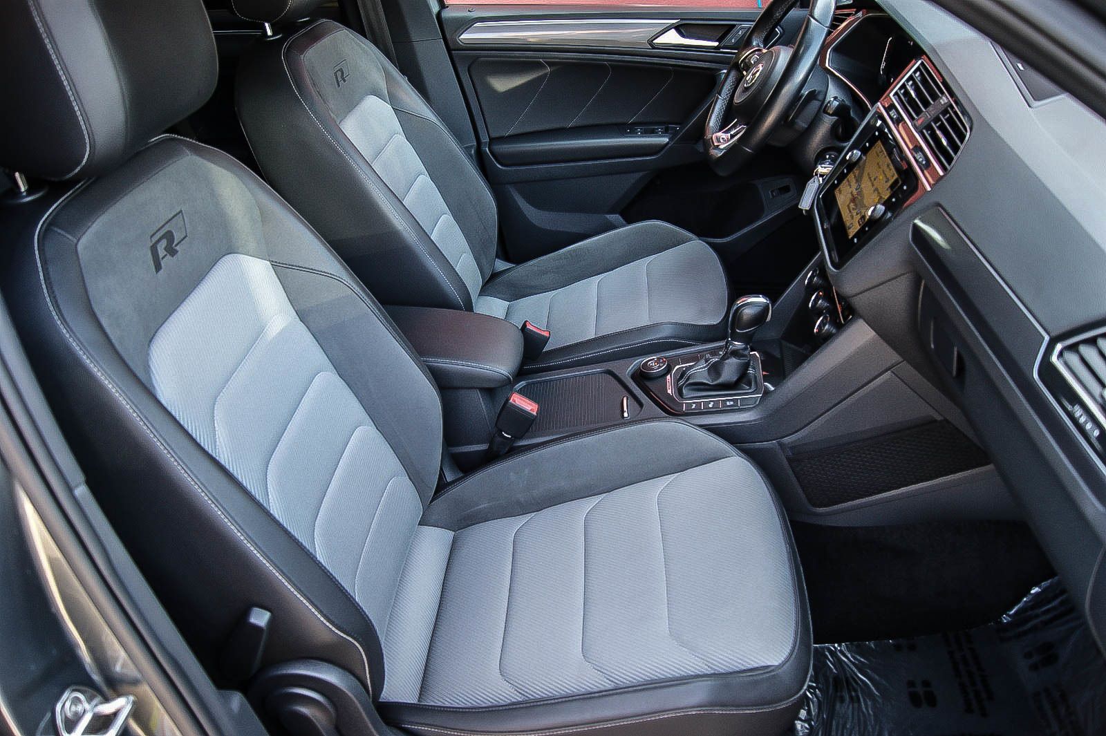 Fahrzeugabbildung Volkswagen Tiguan 20TDI 4Motion R-LINE BLACK STHZG LED ANHZ
