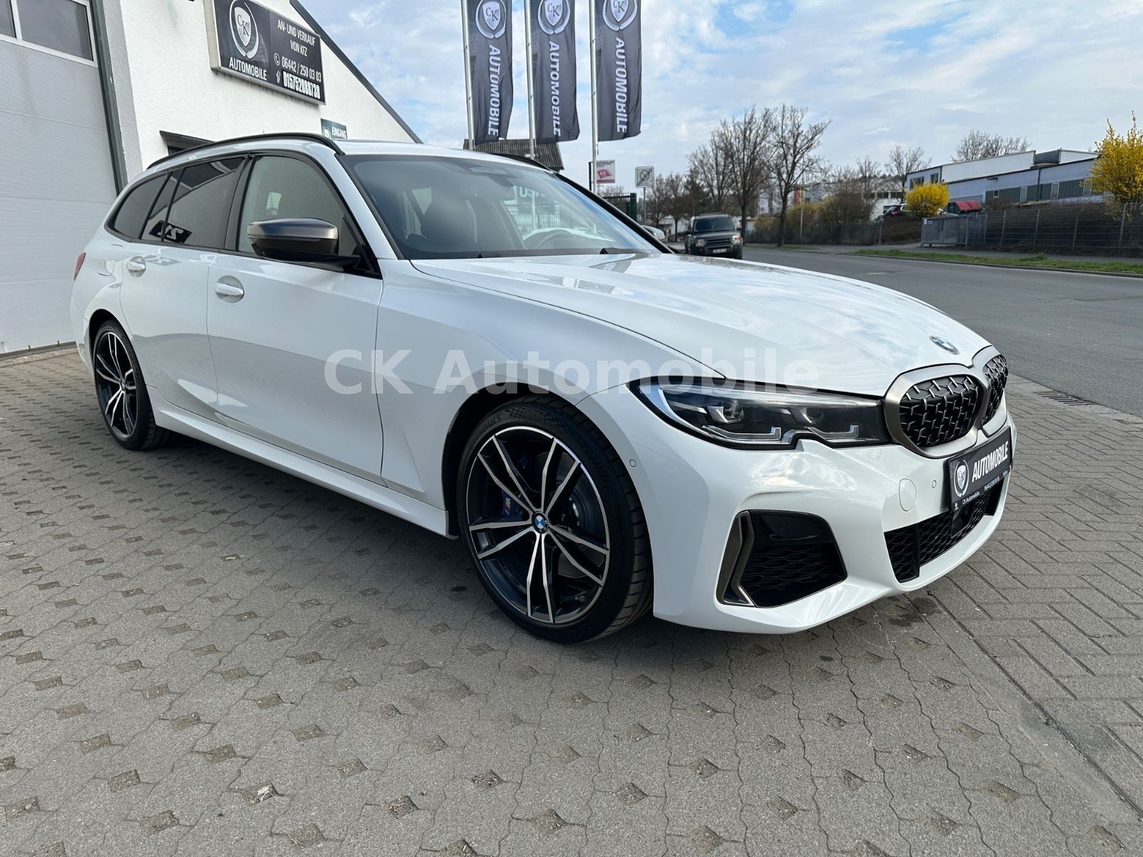 Fahrzeugabbildung BMW M340i Touring xDrive/Navi/HeadUP/Pano/360°