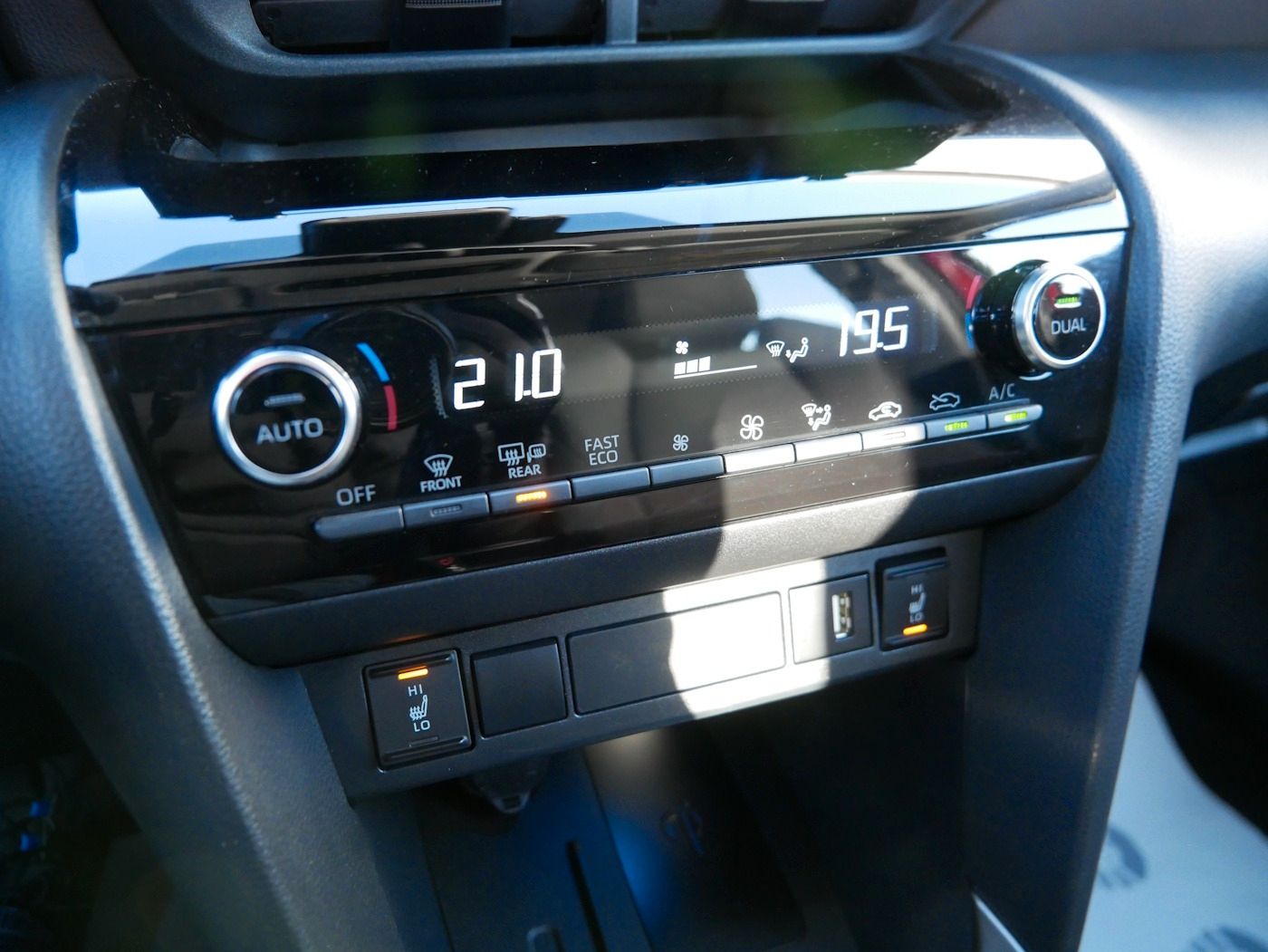 Fahrzeugabbildung Toyota Yaris Cross 1.5 VVT-iE Elegant AHK Kamera ACC LH