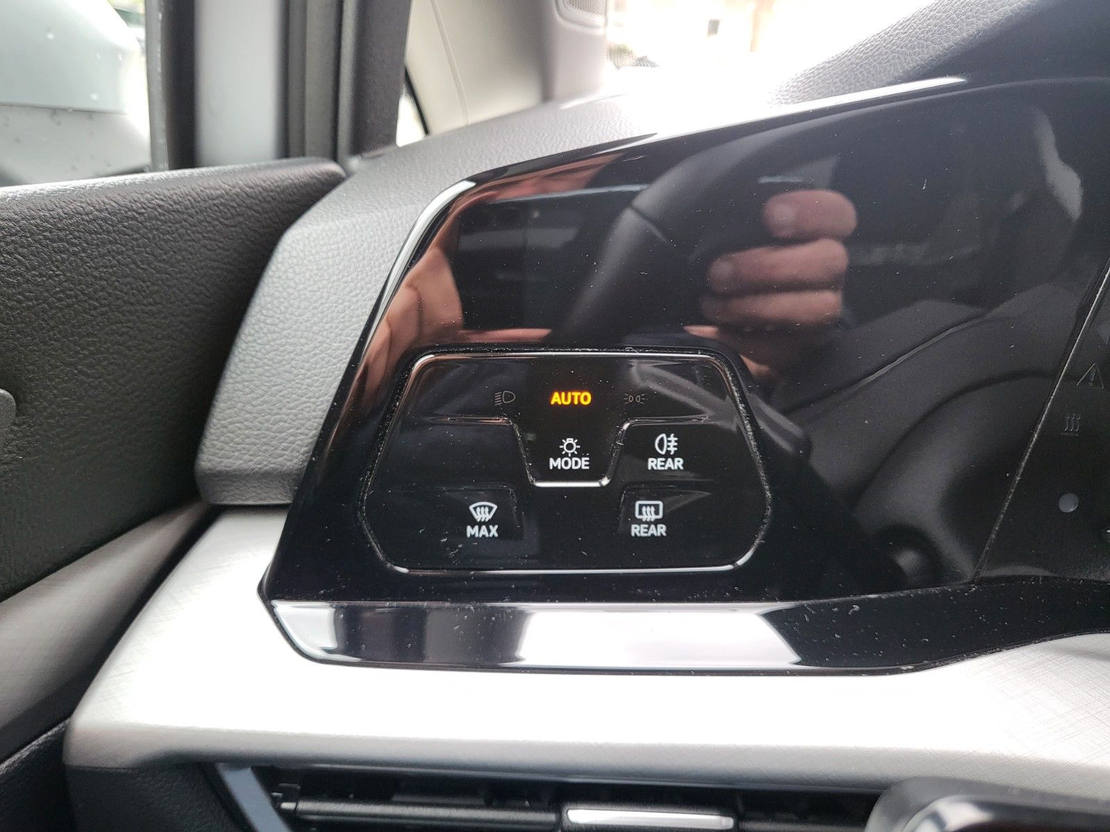Fahrzeugabbildung Volkswagen Golf VIII Variant 2.0 TDI DSG Life AHZV NAVI