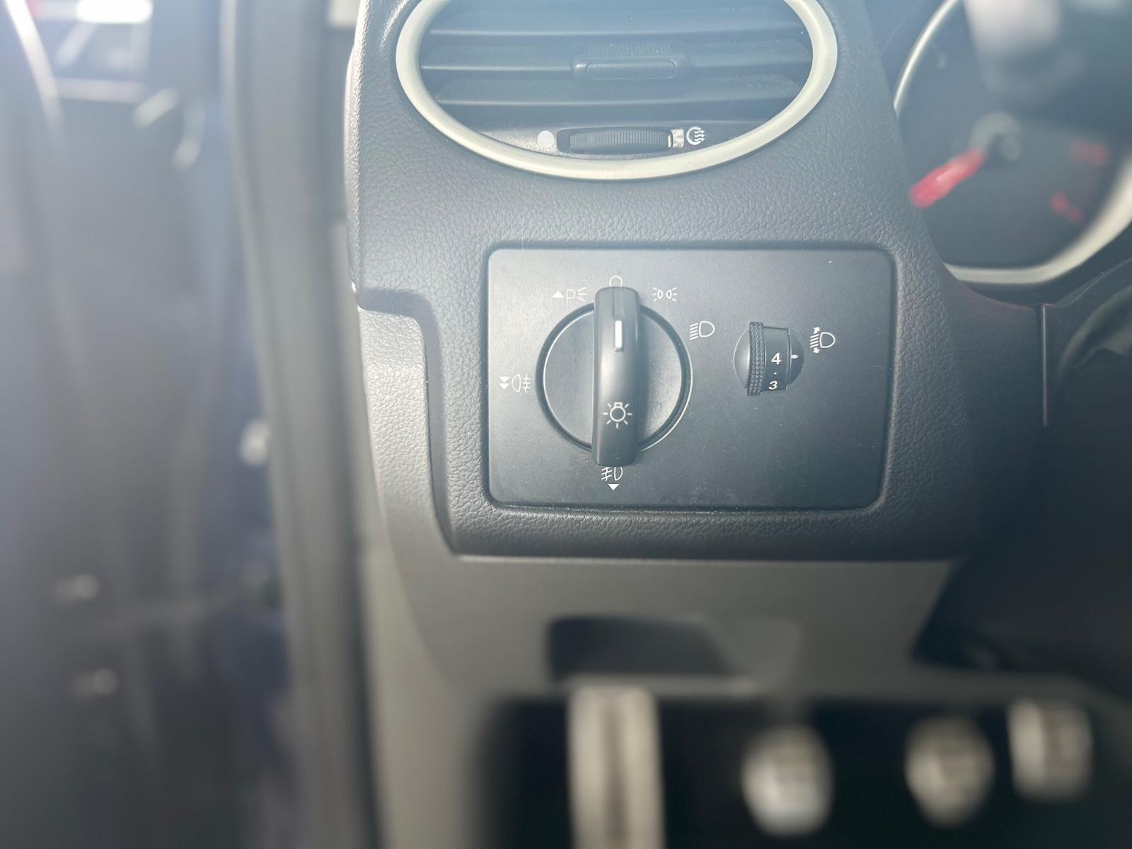 Ford Focus 2011 — photo 17