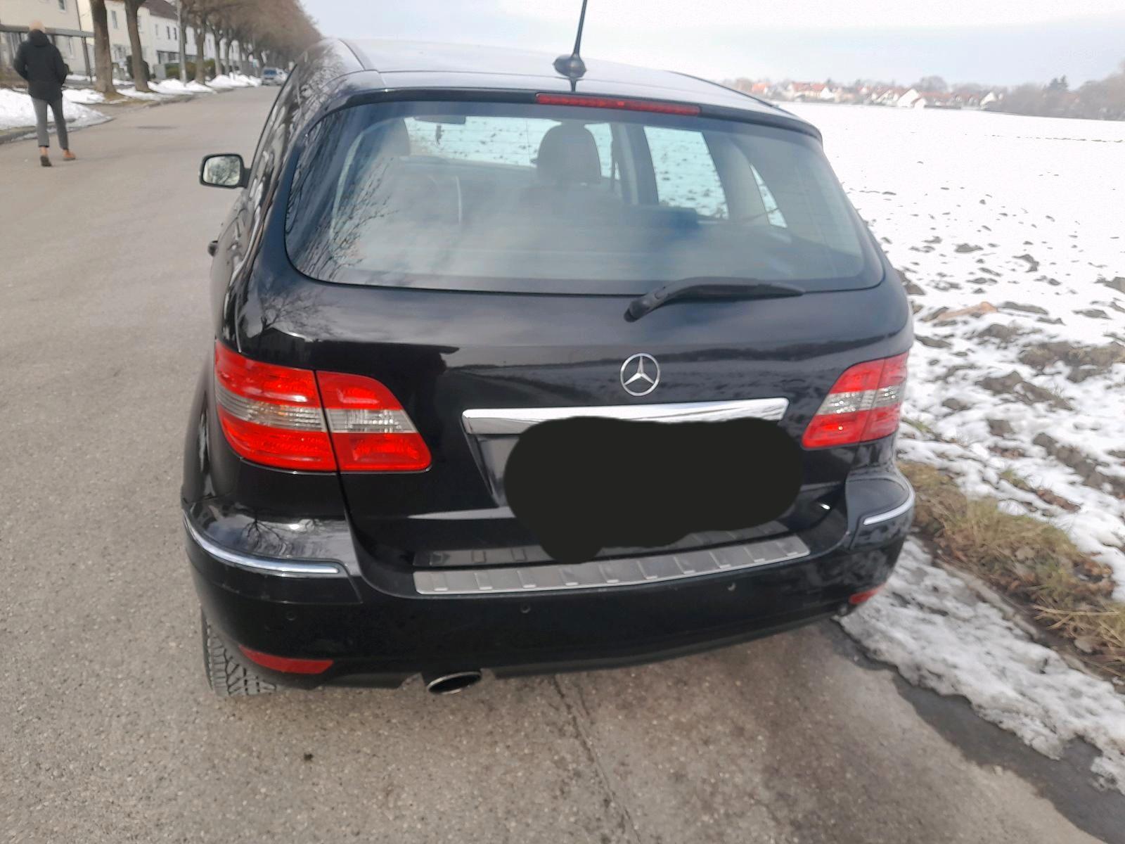 Mercedes-Benz B180 2011 — rear view