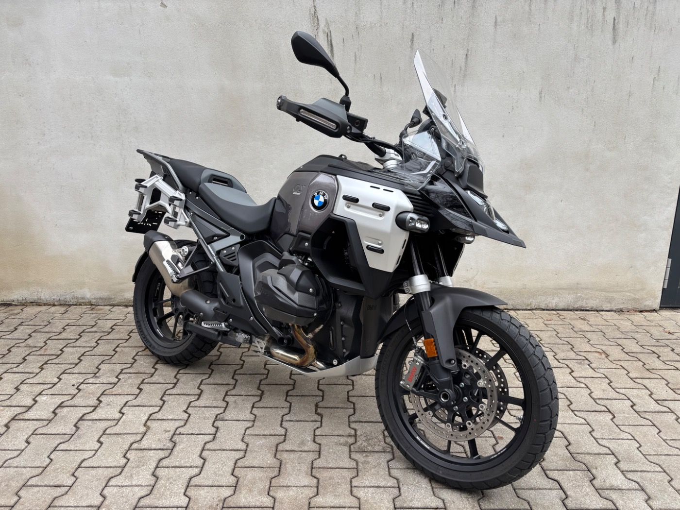 Fahrzeugabbildung BMW R 1300 GS Adventure 3 Pakete Enduroschmiederäder