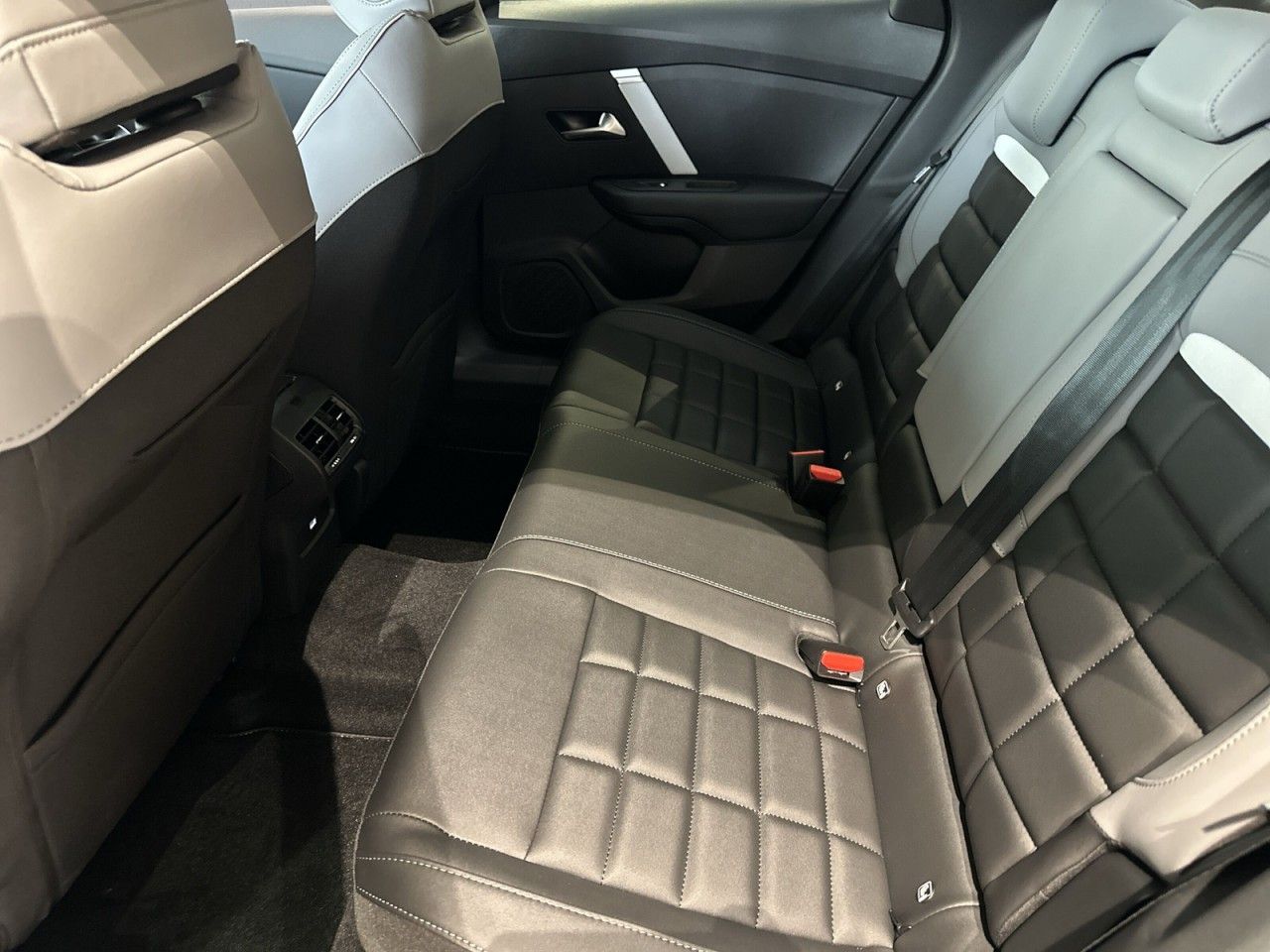 Fahrzeugabbildung Citroën C4 X Hybrid 145 Doppelkupplung 6-Gang MAX