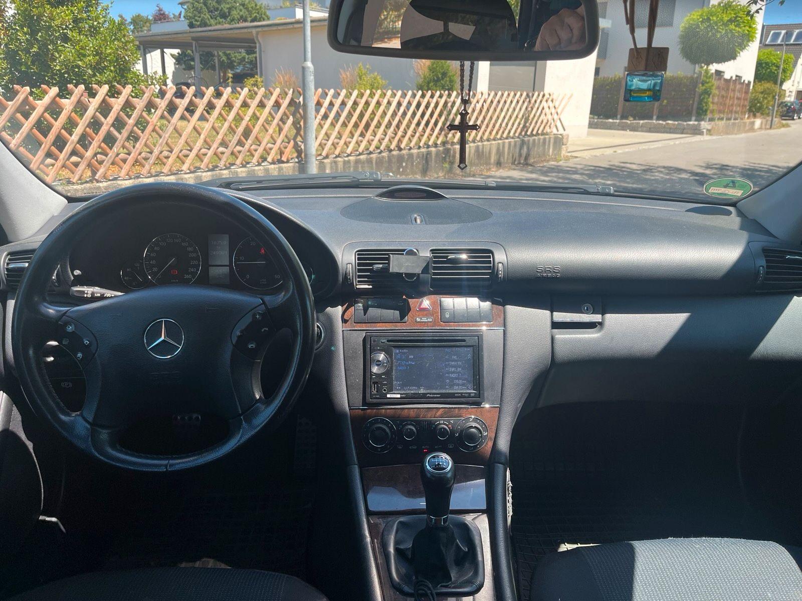 Mercedes-Benz C220 2004 — photo 11