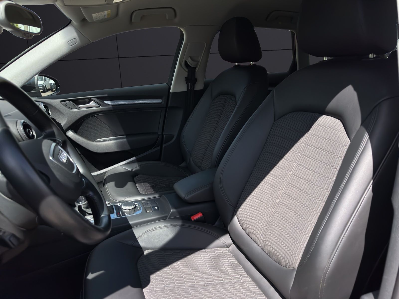Fahrzeugabbildung Audi A3 Sportback Ambiente TSI DSG AHK XENON NAVI