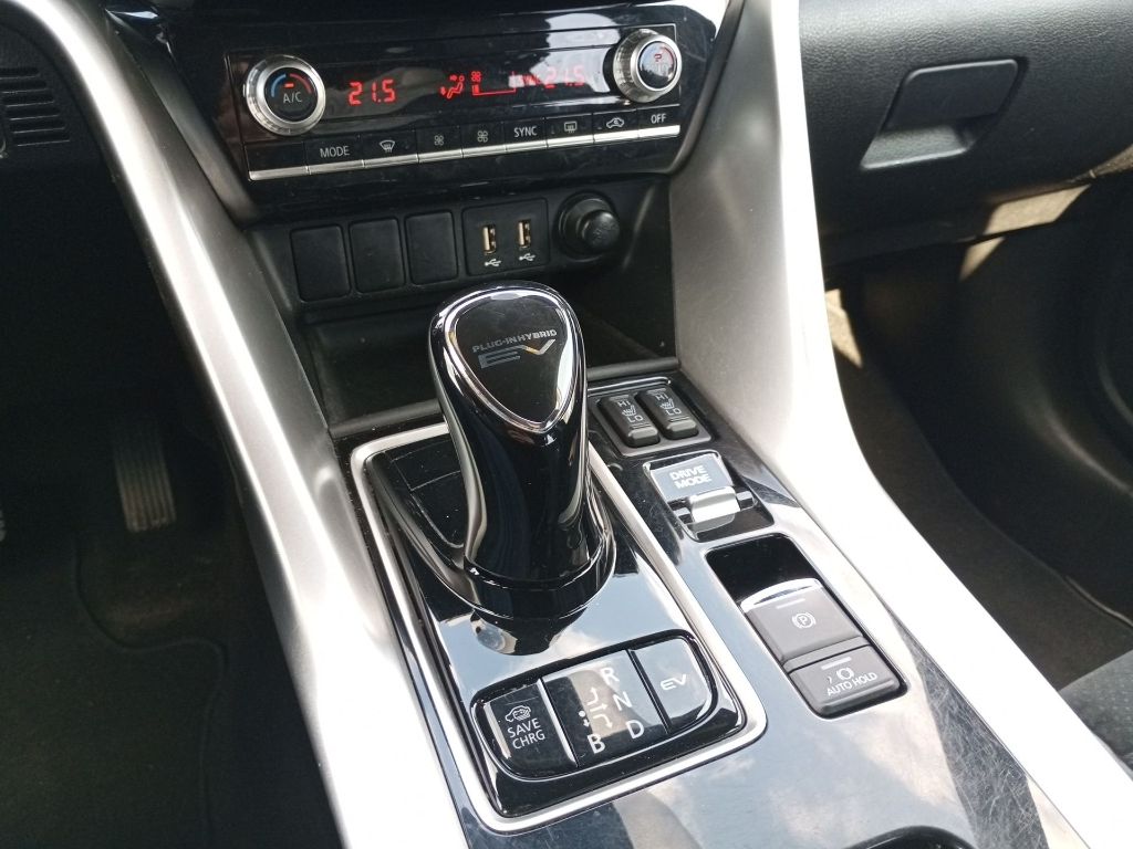 Fahrzeugabbildung Mitsubishi Eclipse Cross Plug-in Hybrid PLUS 2.4 4WD AHK WR