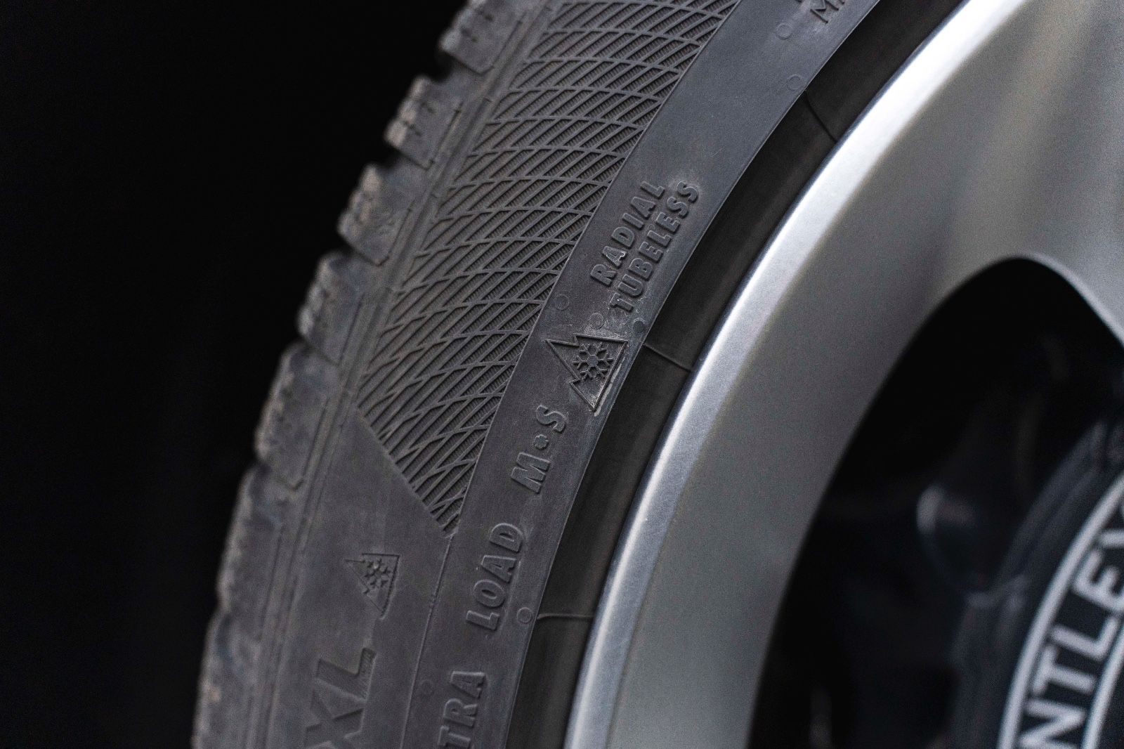 Fahrzeugabbildung Bentley Bentayga V8 HUD 360° MASSAGE ACC TOTW