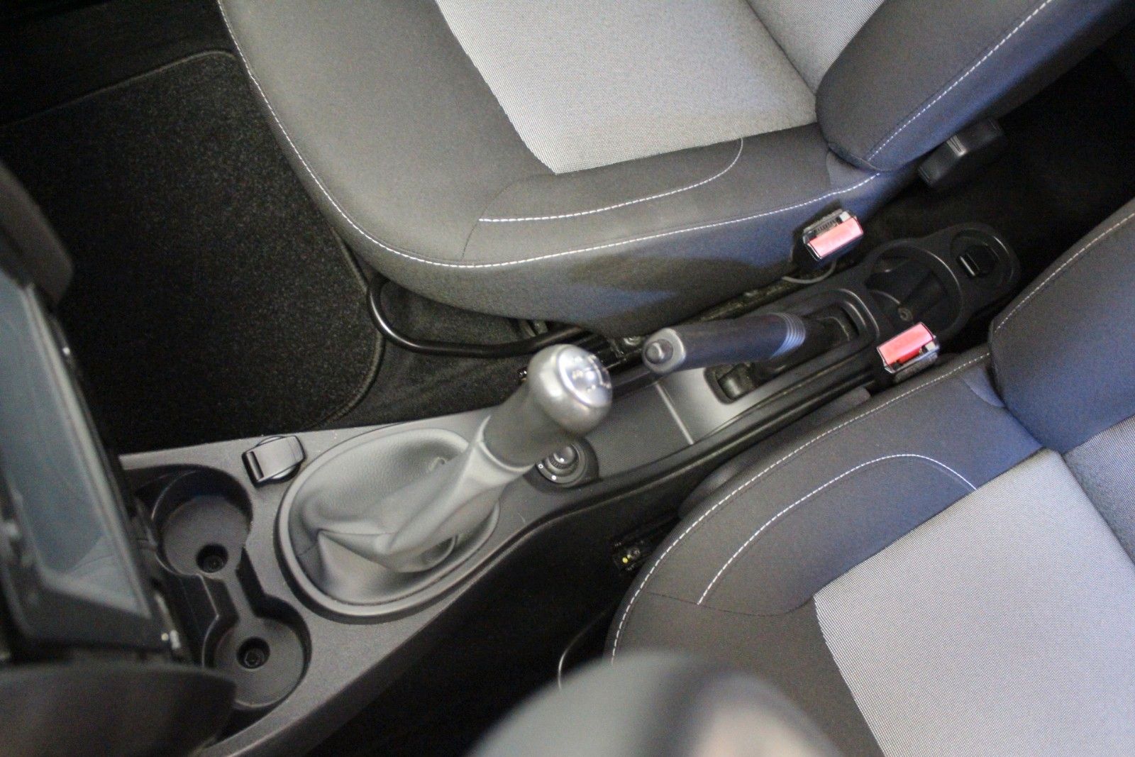 Fahrzeugabbildung Dacia Duster   SCE 115  Laureate   AHK *Navigation*