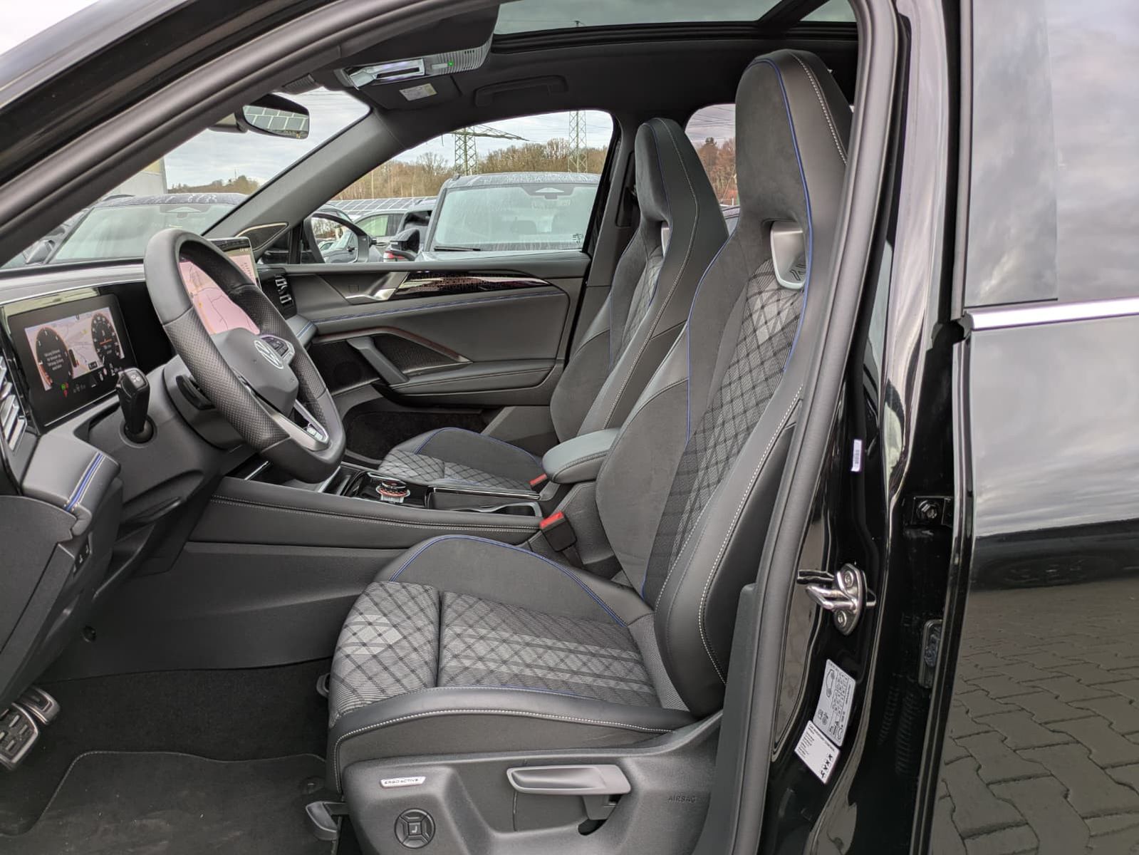 Fahrzeugabbildung Volkswagen Tiguan 2.0 TDI 4M R-Line PANO*H&K*AHK*MATRIX*20"