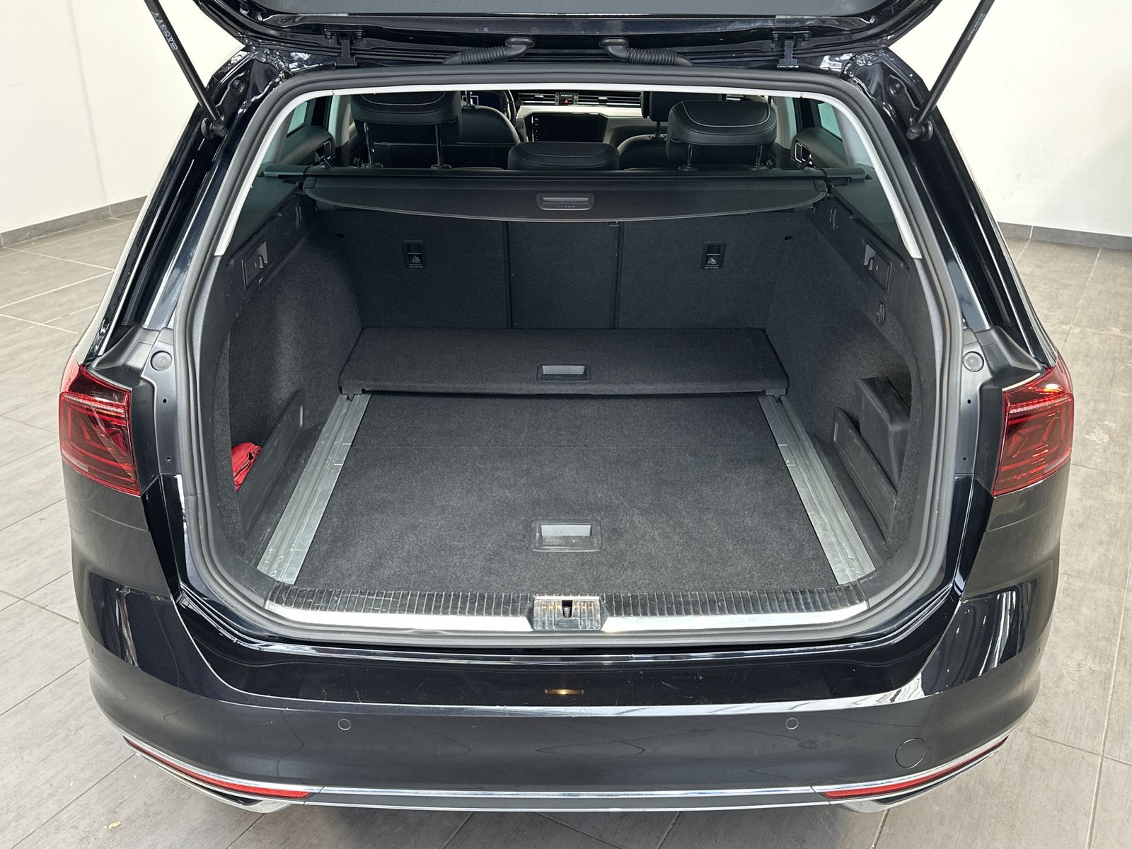 Fahrzeugabbildung Volkswagen Passat Variant 2.0 TDI DSG 4M Elegance NAV+LED