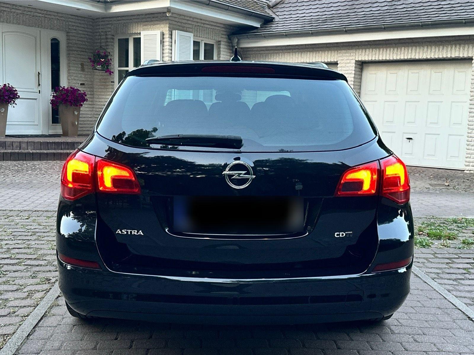 Opel Astra 2011 — photo 6