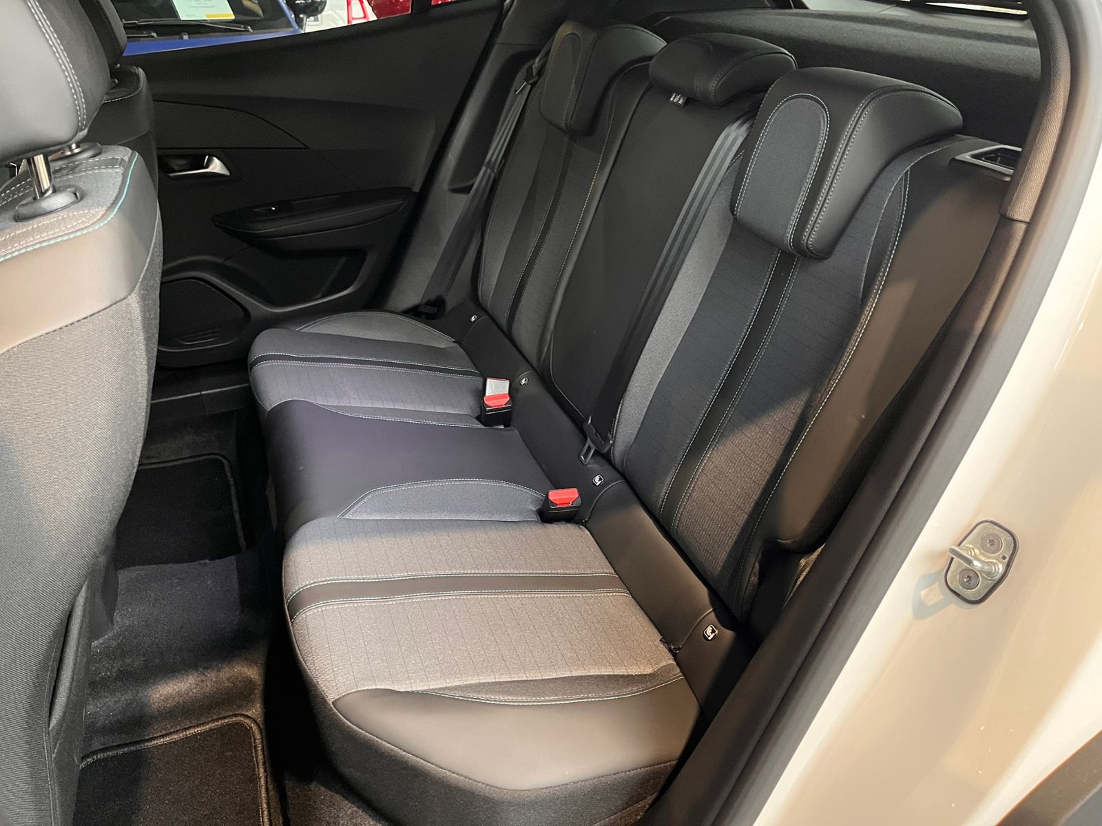 Fahrzeugabbildung Peugeot 2008 Allure LED NAV DAB SHZ PDC ALU