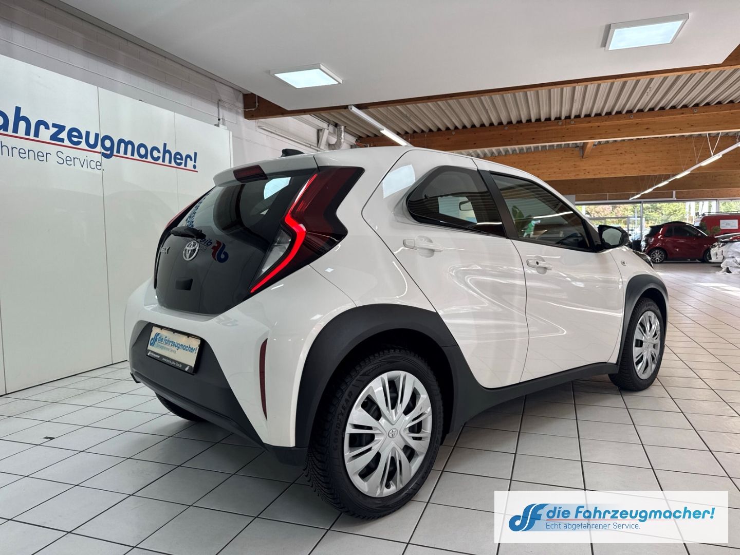 Fahrzeugabbildung Toyota Aygo X Play Apple CarPlay Android Auto Mehrzonen