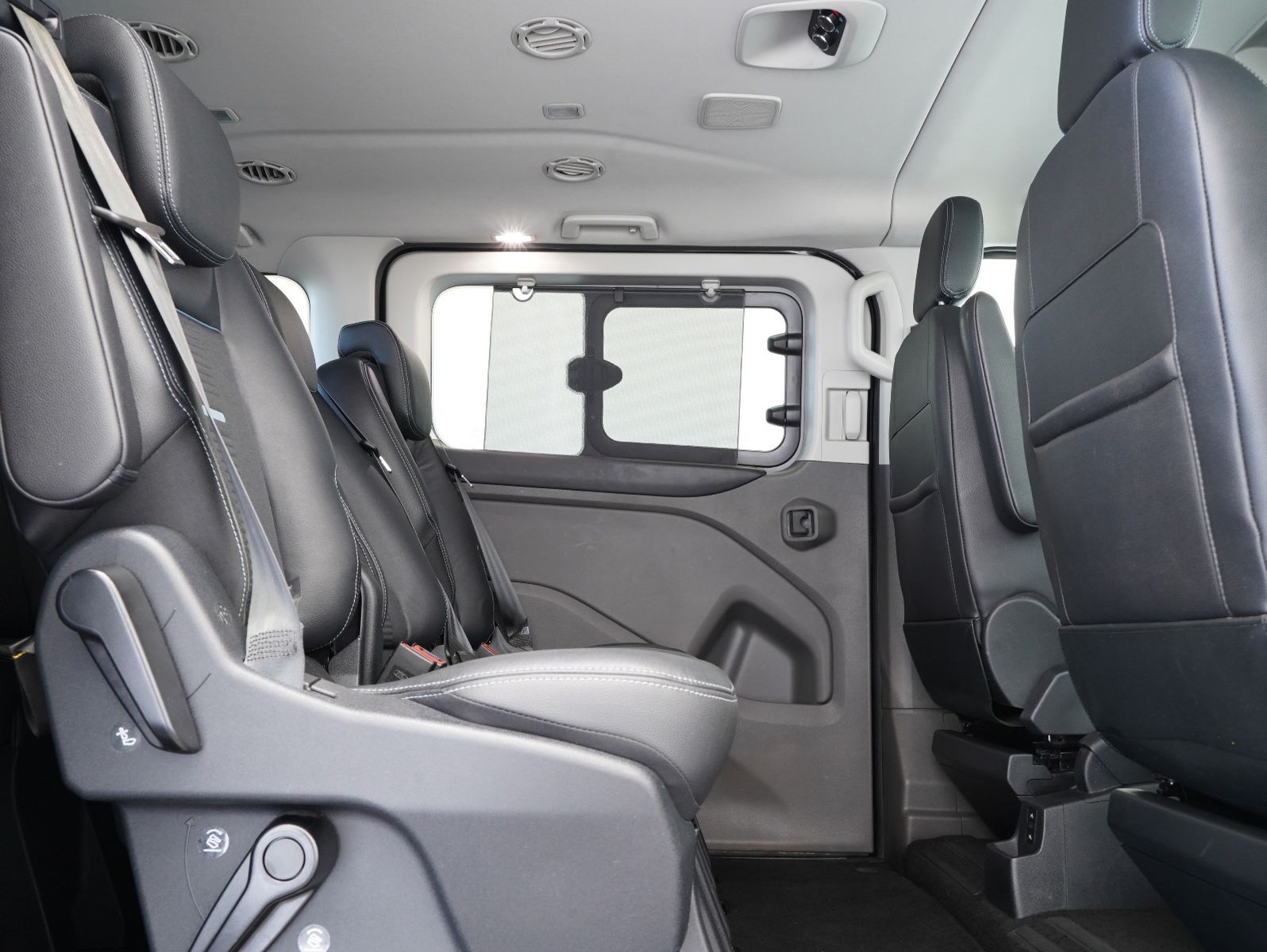 Fahrzeugabbildung Ford Tourneo Custom 320 L1 Active 8-SITZER