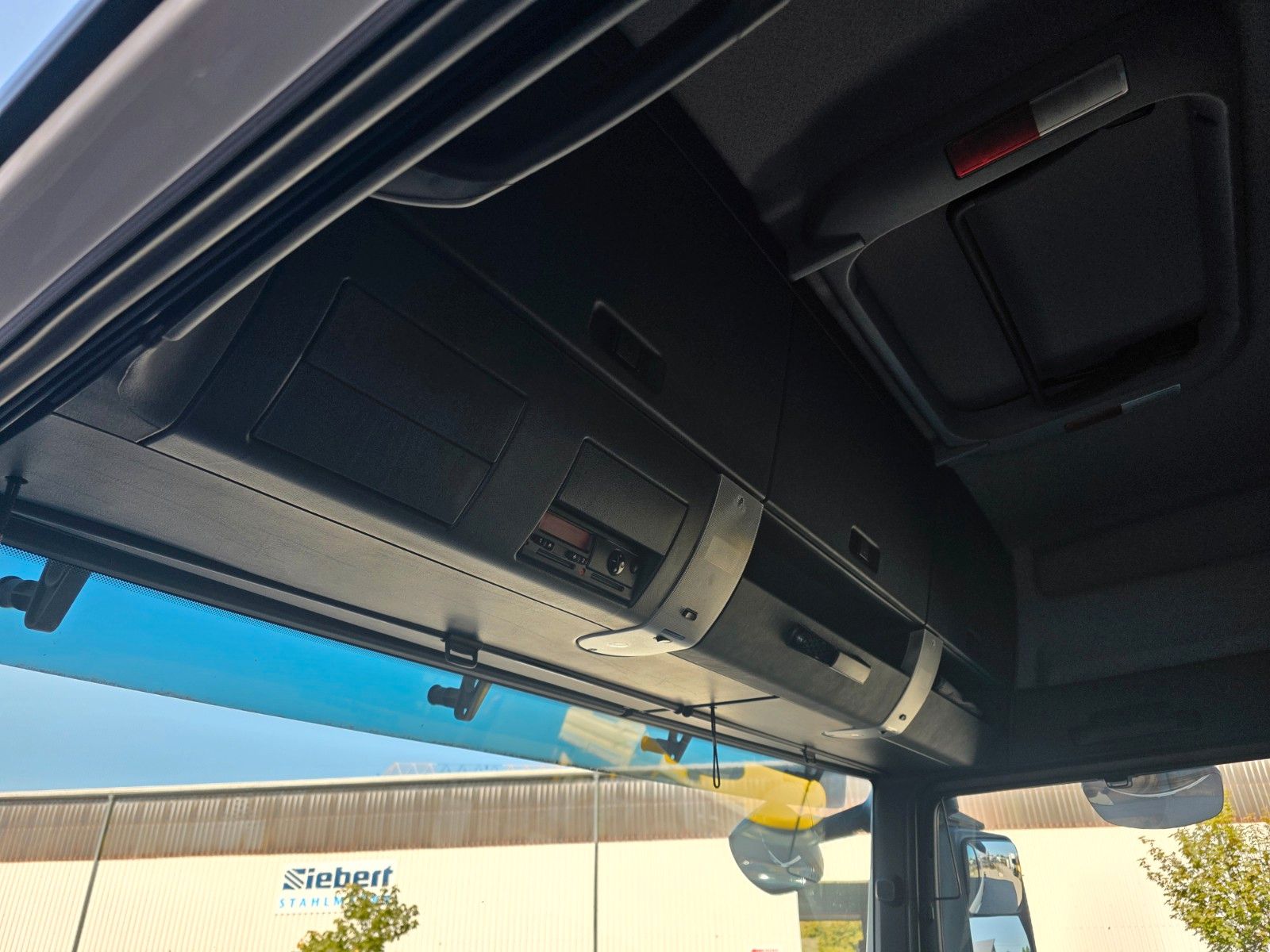 Fahrzeugabbildung MAN TGX 26.360 6x2-2 LL BDF Fahrschule 5 Sitze AHK