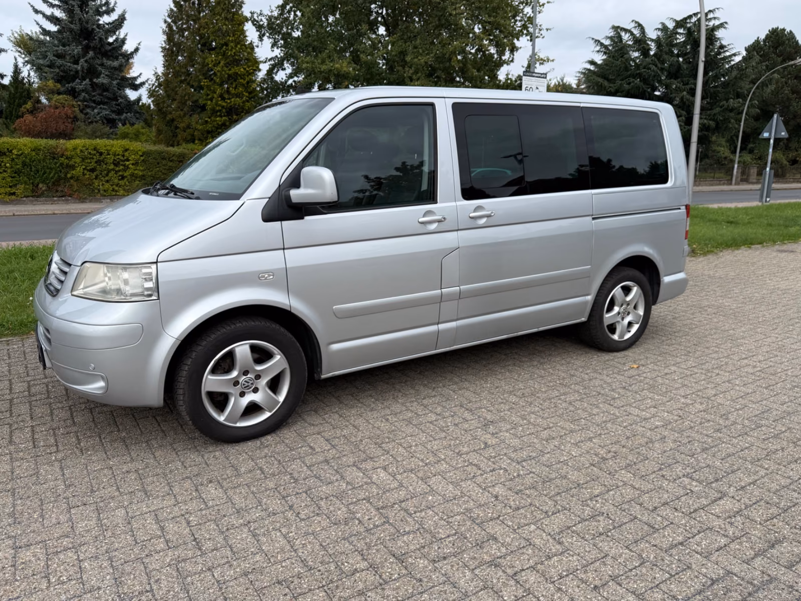 Volkswagen T5 Multivan Comfortline 2.5 TDI 5 cyl. 174 ch BVM / 7 places / Chauffage auxiliaire / GPS / Attelage 2,5 t
