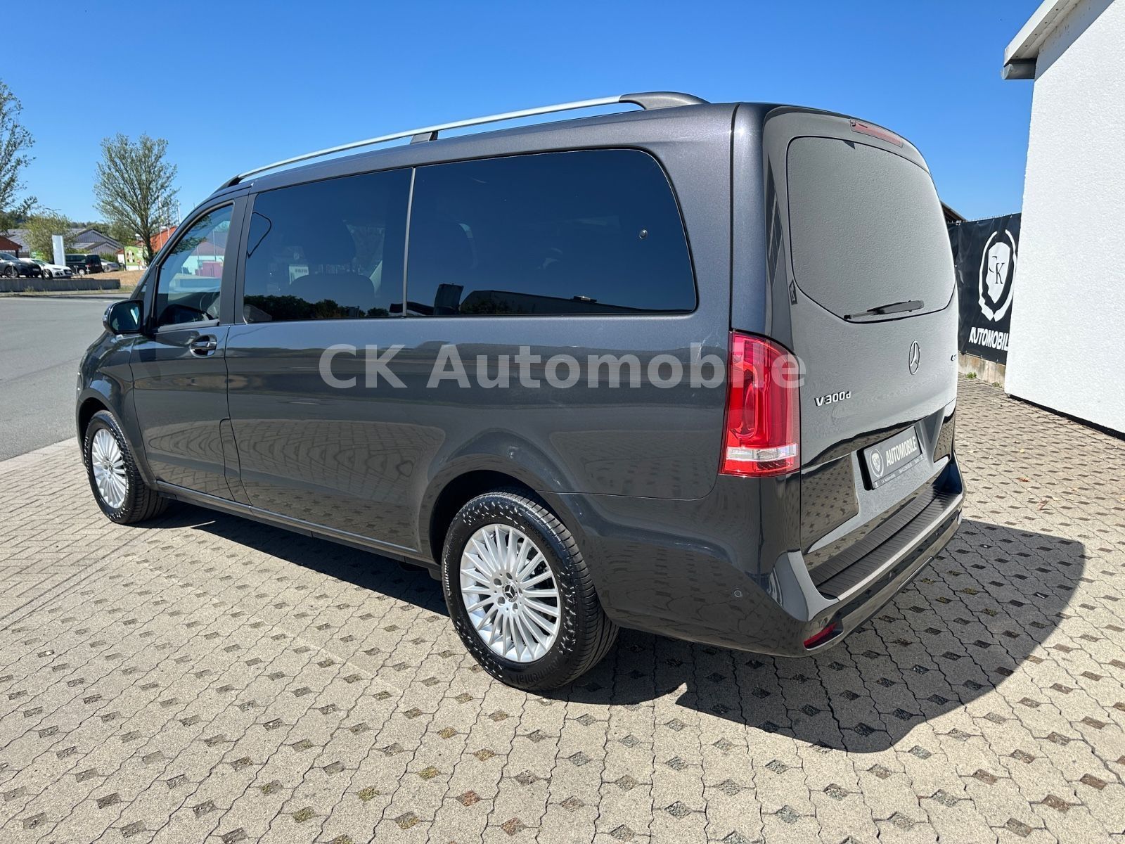 Fahrzeugabbildung Mercedes-Benz V 300d EDITION 4MATIC lang/7 Sitze/Navi/LED/AHK