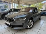 Skoda Superb Combi Selection 1.5 eTSI mHEV OPF DSG - mit Benzin-Antrieb: Grau, Sitzheizung, Kombi