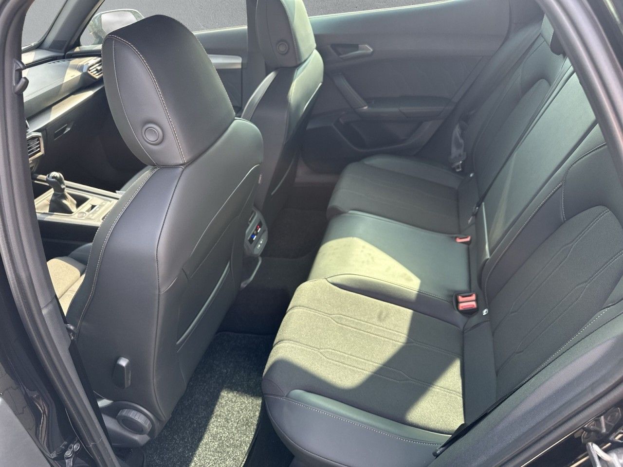 Fahrzeugabbildung CUPRA Formentor 2.0 TDI 150 PS 6-Gang *AHK* - mit KI generiert/bearbeitet