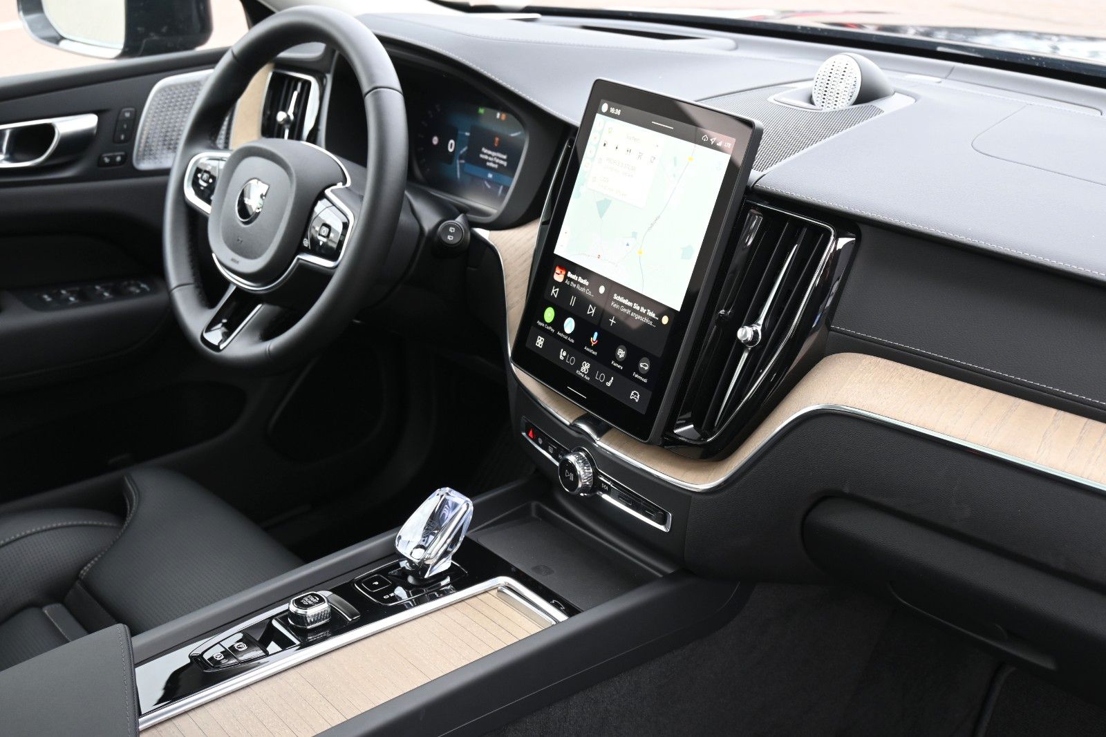 Fahrzeugabbildung Volvo XC60 T8 RC AWD Ultra Dark*LUFT*AHK*ACC*FACELIFT