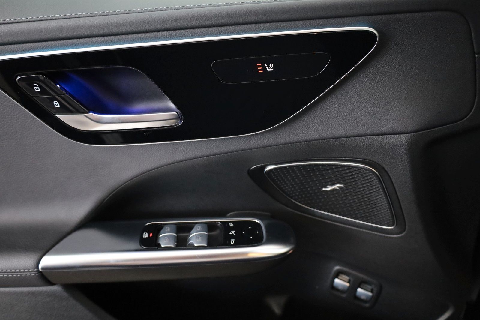 Fahrzeugabbildung Mercedes-Benz C 300e T AMG Line Leder,Navi,LED,HUD,SH,Park Pak