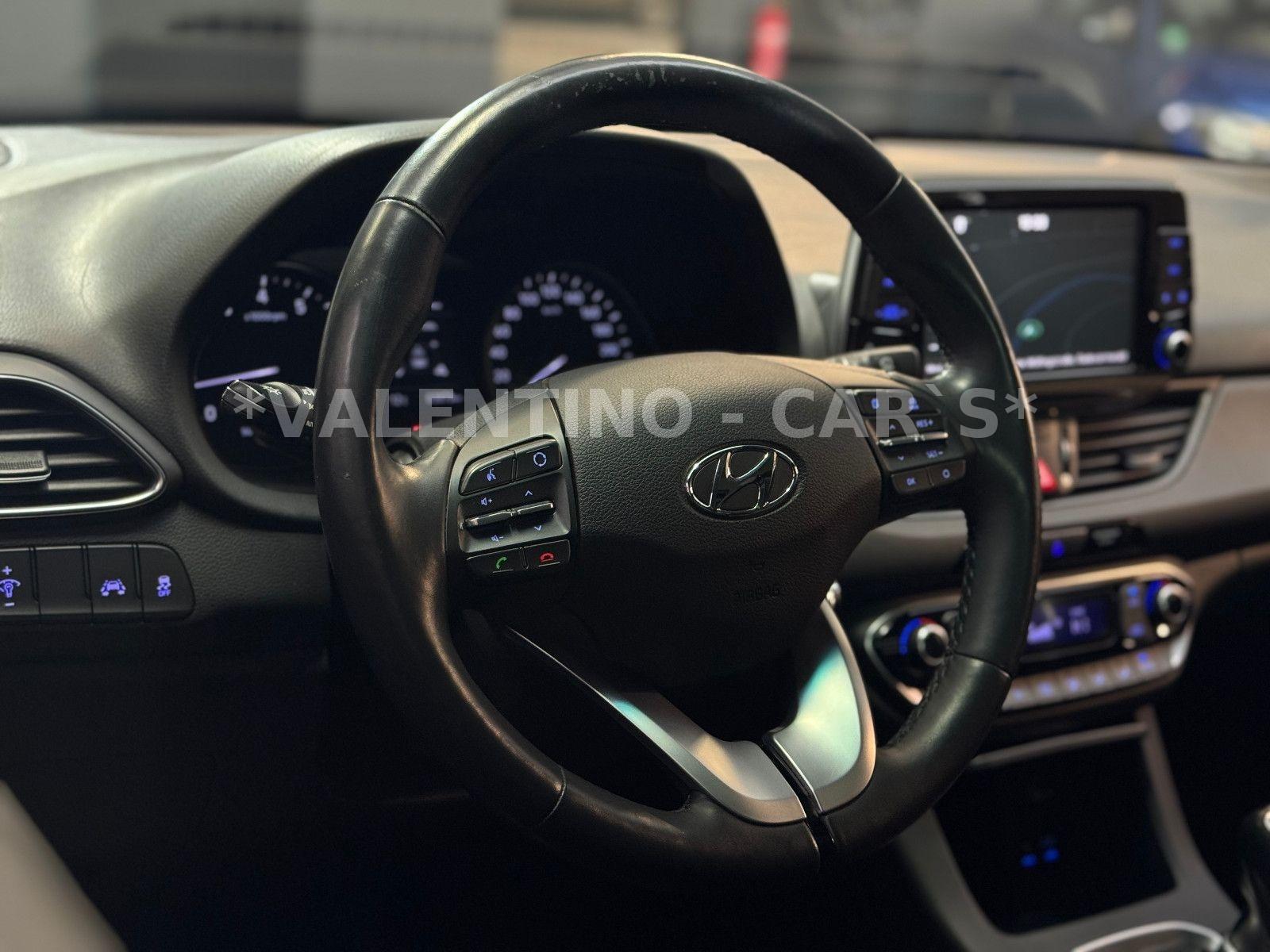 Hyundai i30 cw Family + Nav/Kamera/Temp/Shz/Lhz/Pano/Led