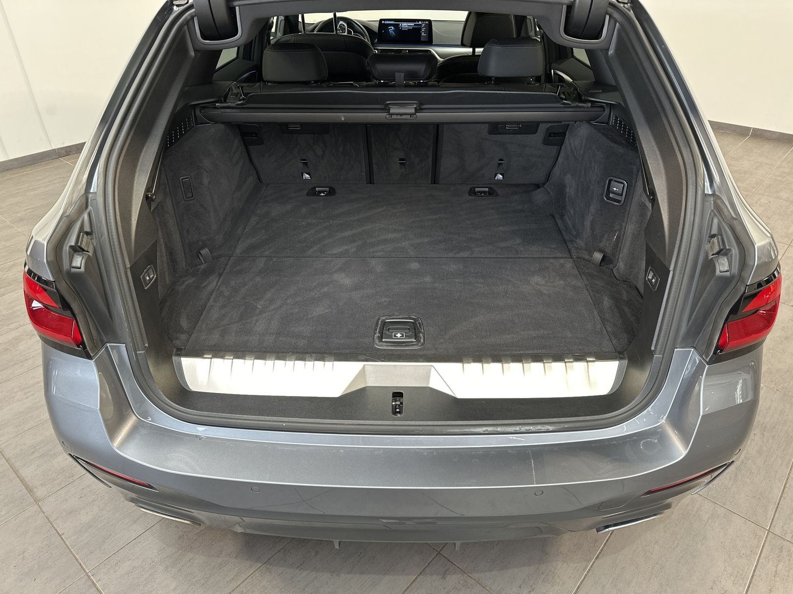 Fahrzeugabbildung BMW 530e Touring xDrive M-Sport NAV+LED+360°+ACC+LC