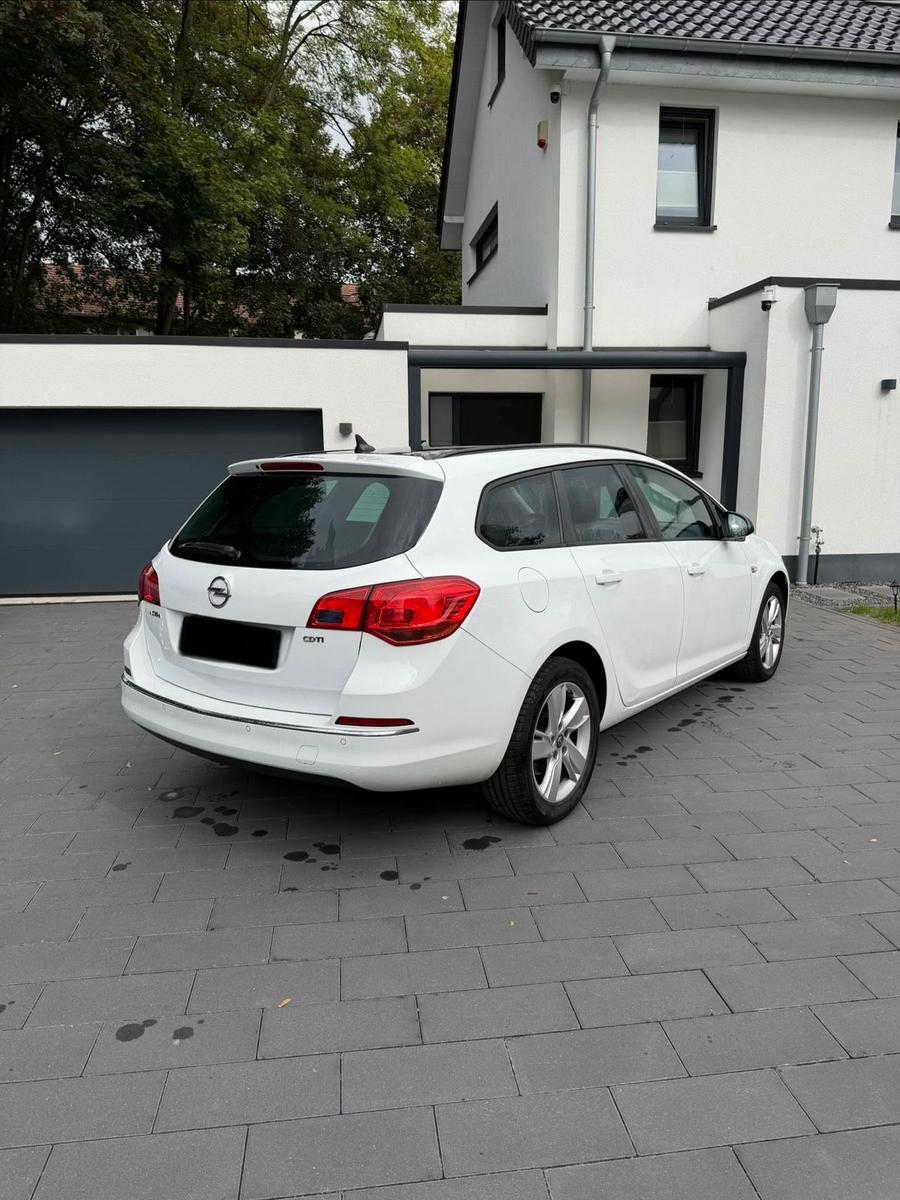 Opel Astra 2015 — interior