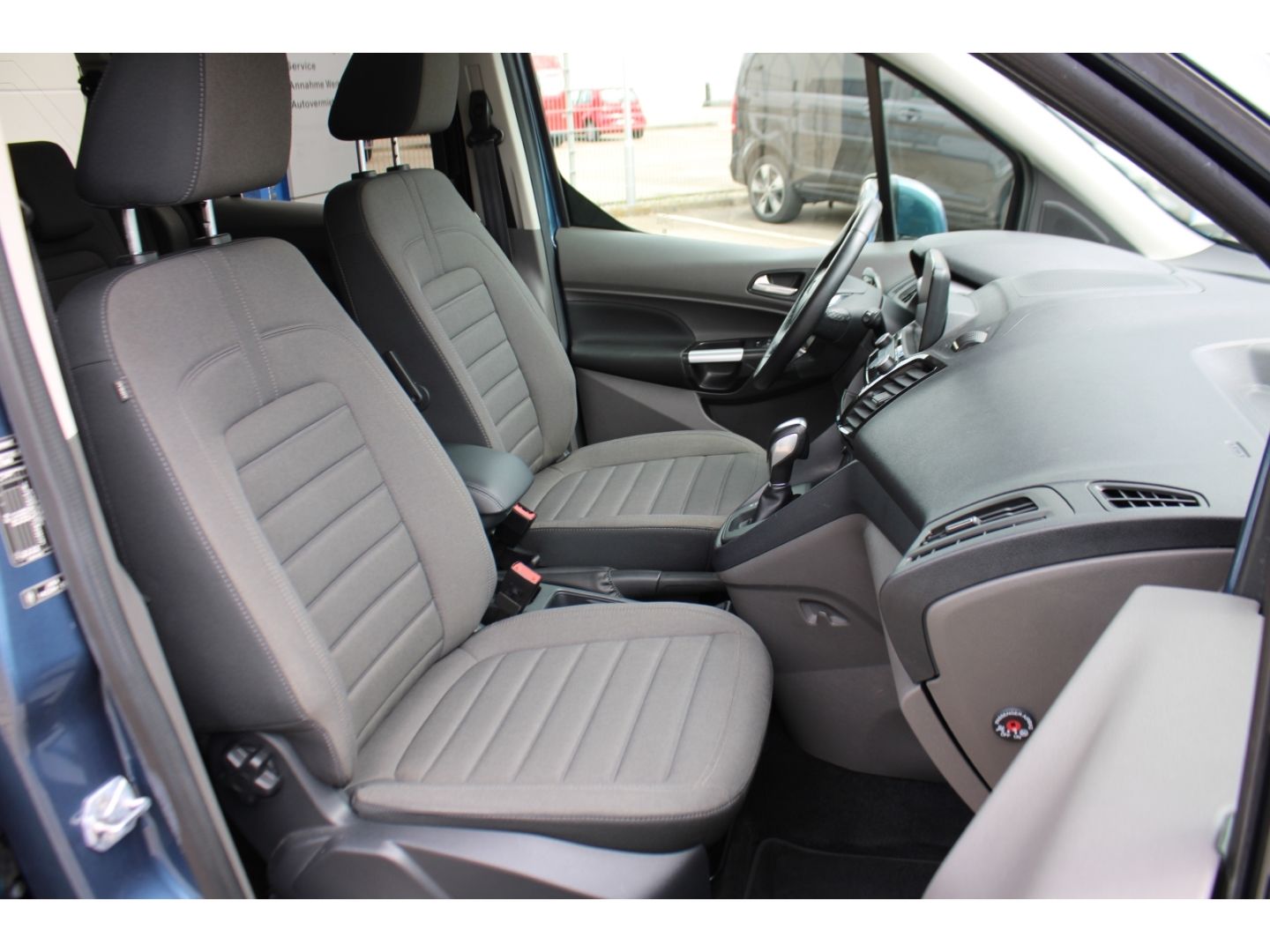 FORD Tourneo Connect 1.5 TDCi Titanium Xenon Navi AHK - Image 11