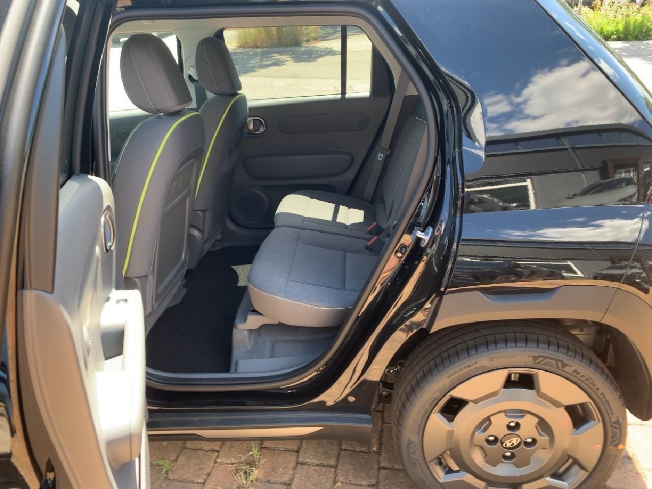 Fahrzeugabbildung Hyundai INSTER E 49kWh Cross Assistenz Glas-Schiebedach*