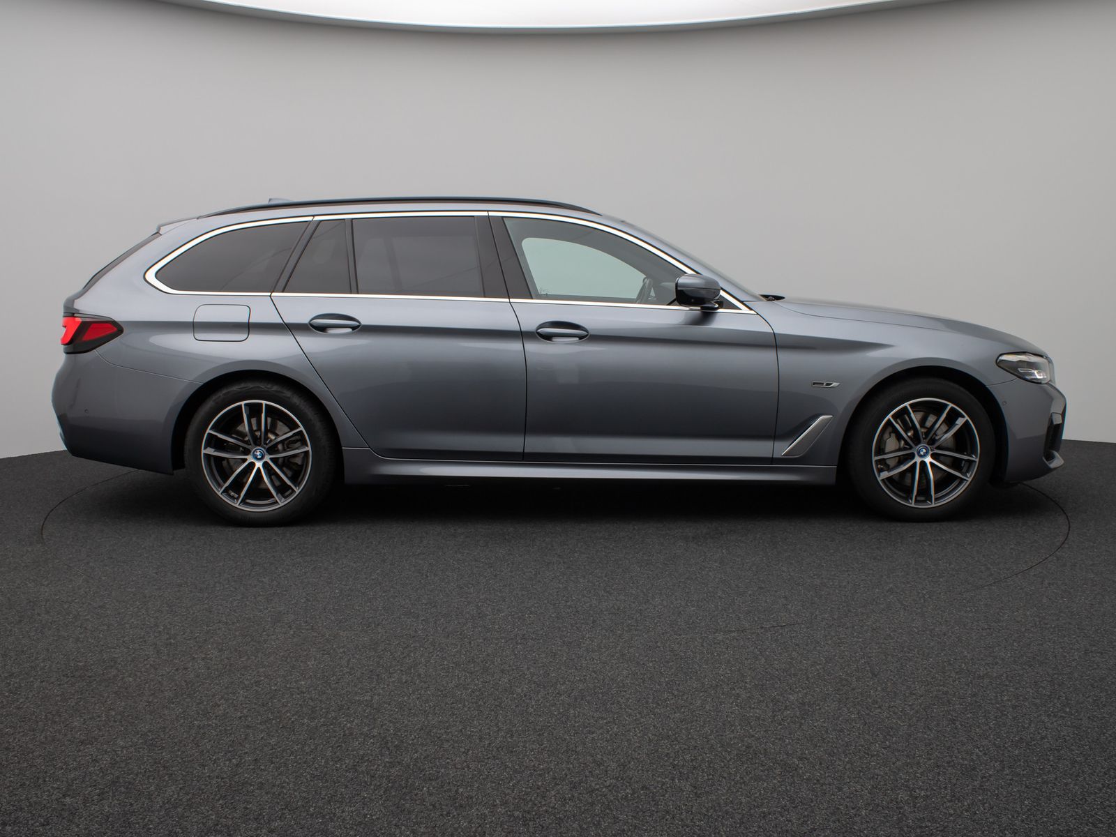 Fahrzeugabbildung BMW 530e xD M Sport Panorama 360°DAB HiFi AHK Alarm