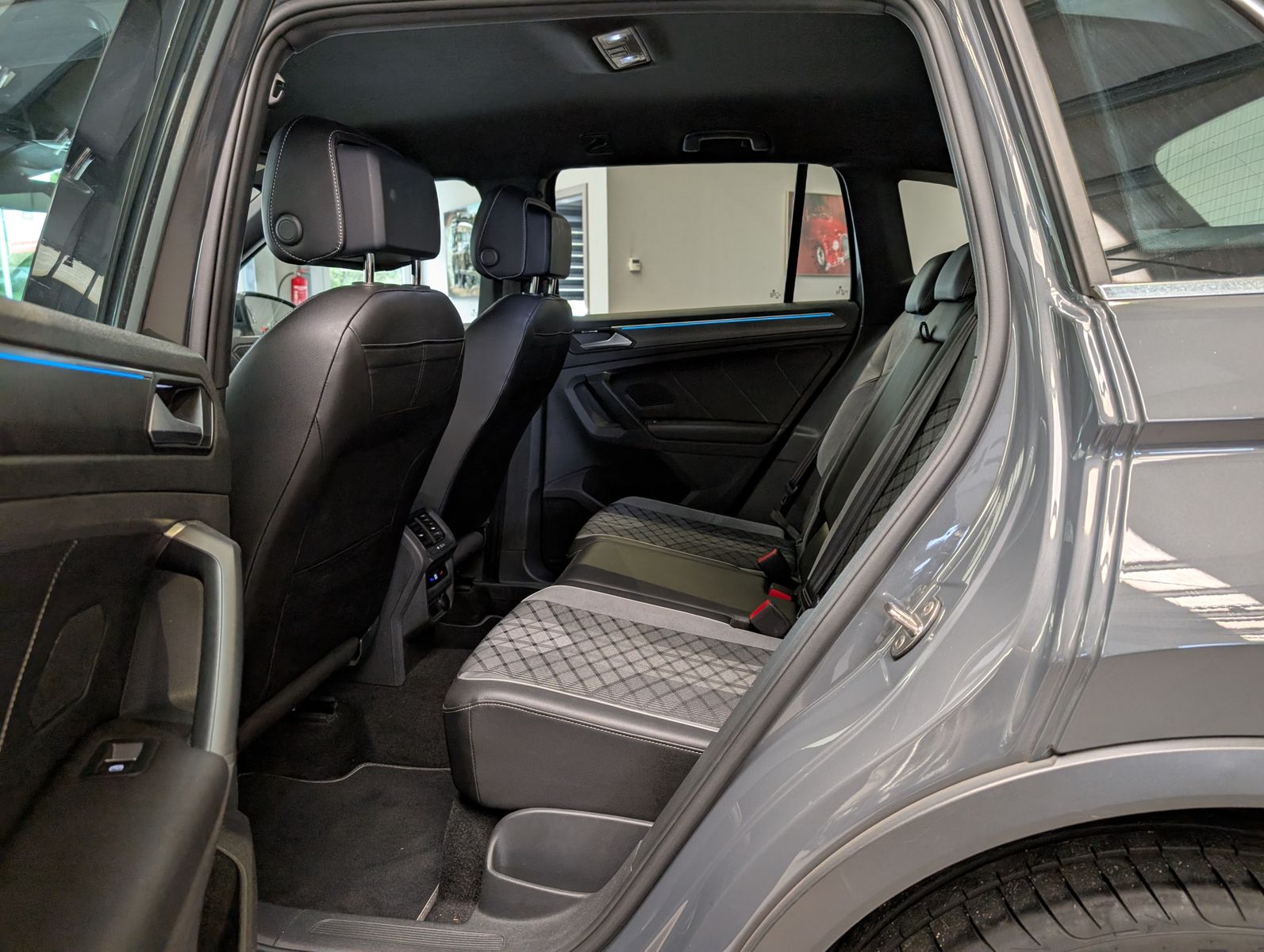 Fahrzeugabbildung Volkswagen Tiguan 2.0TSI R-Line 4M ACC HUD Cam StHz AHK 19"