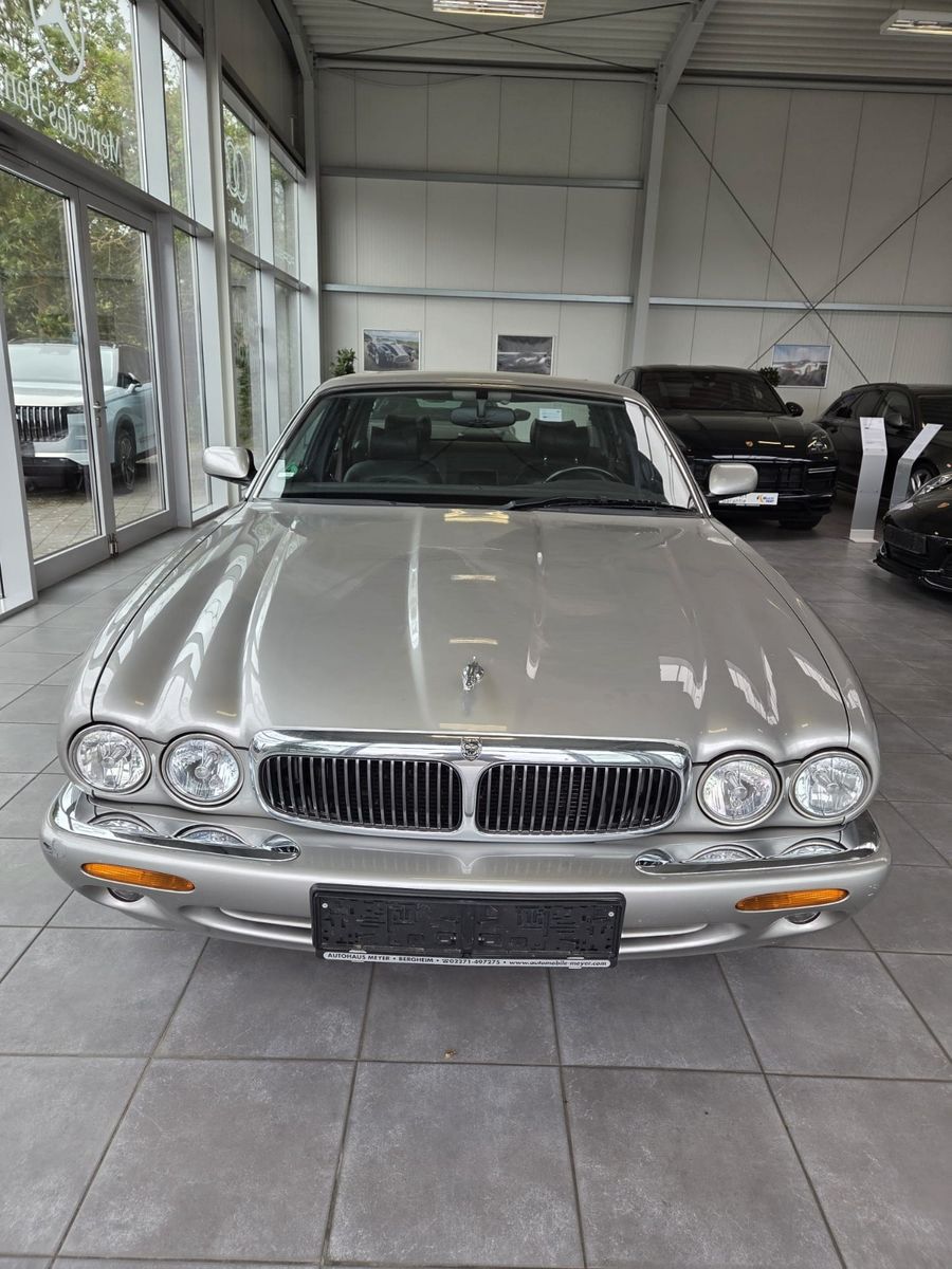 Fahrzeugabbildung Jaguar XJ8 3.2 Executive