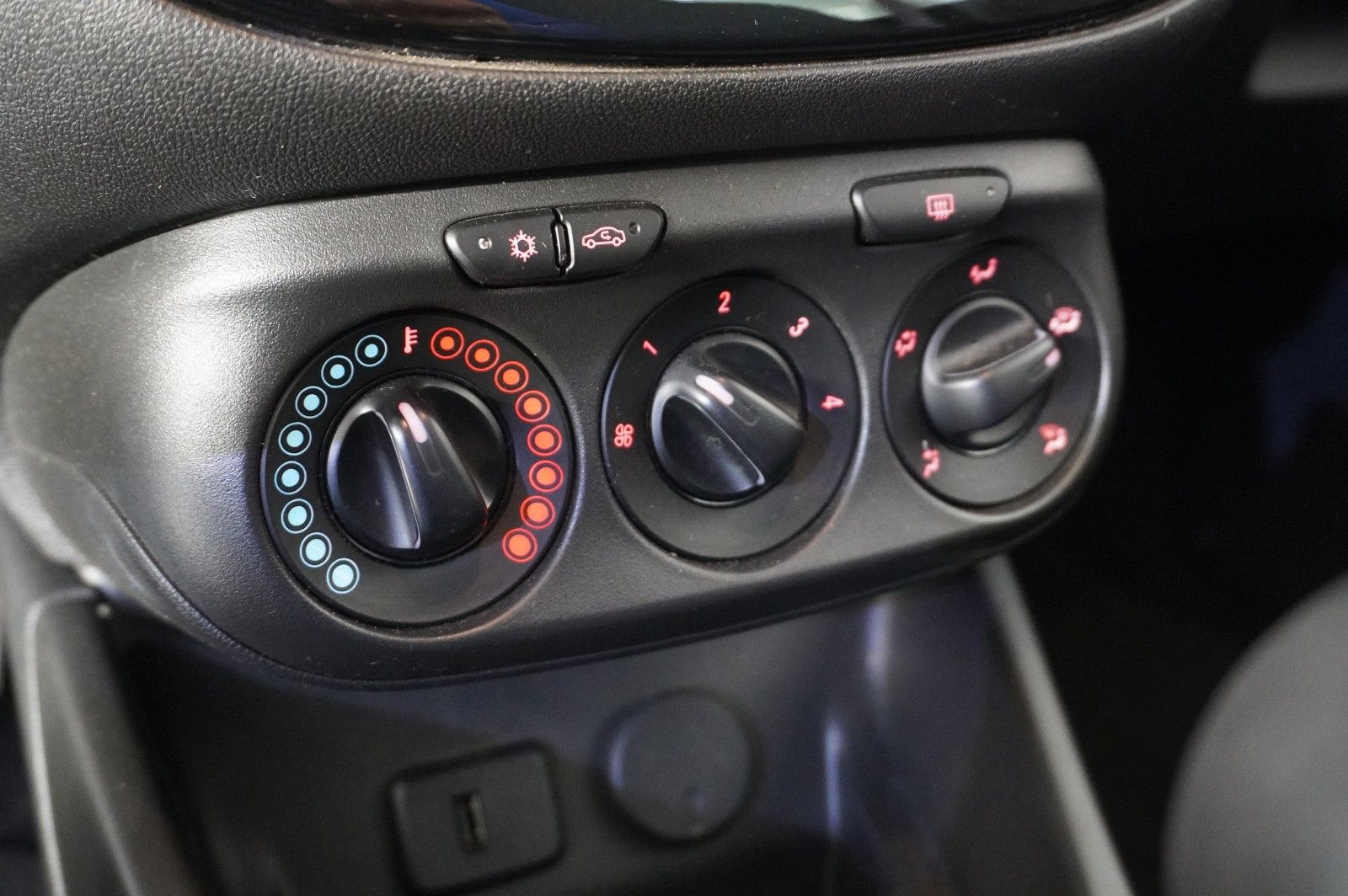 Fahrzeugabbildung Opel Corsa E 1.4 120 JAHRE 5-TÜR NAVI/SHZ/KAMERA/TEMP