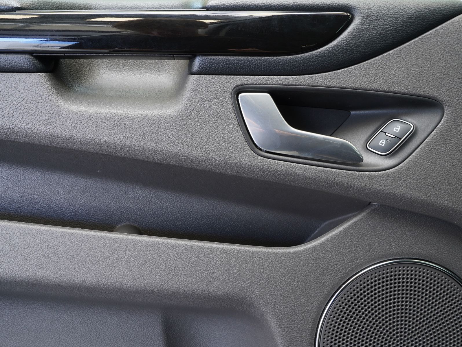 Fahrzeugabbildung Ford Tourneo Custom Kombi 2.0 TDCi 320 L1 Titanium X