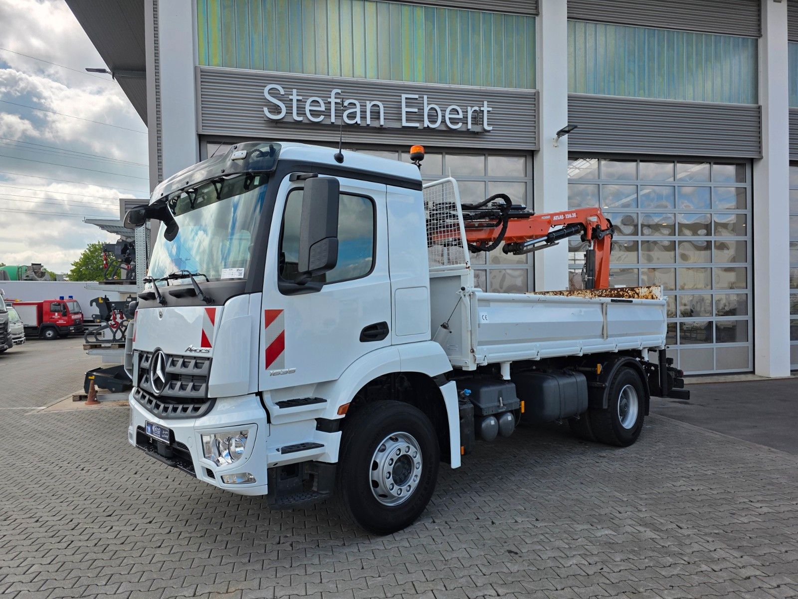 Fahrzeugabbildung Mercedes-Benz Arocs 1835 KK Heckkran Atlas 126.3E-A3L Funk