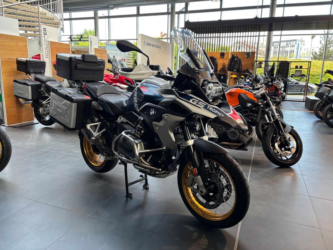 Fahrzeugabbildung BMW R 1250 GS Trophy 5 Pakete Akrapovic Koffersatz