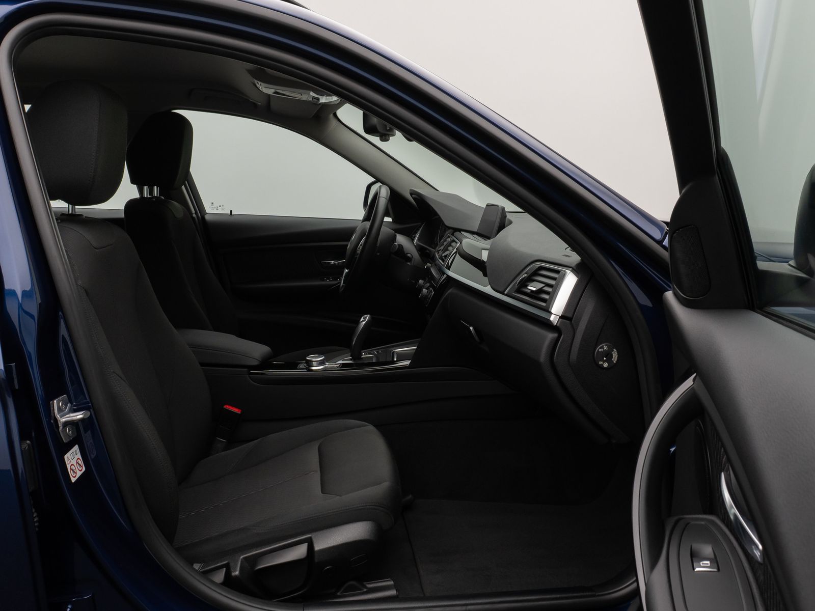 Fahrzeugabbildung BMW 320i Advantage HiFi Navi Lordos PDC LED Alarm