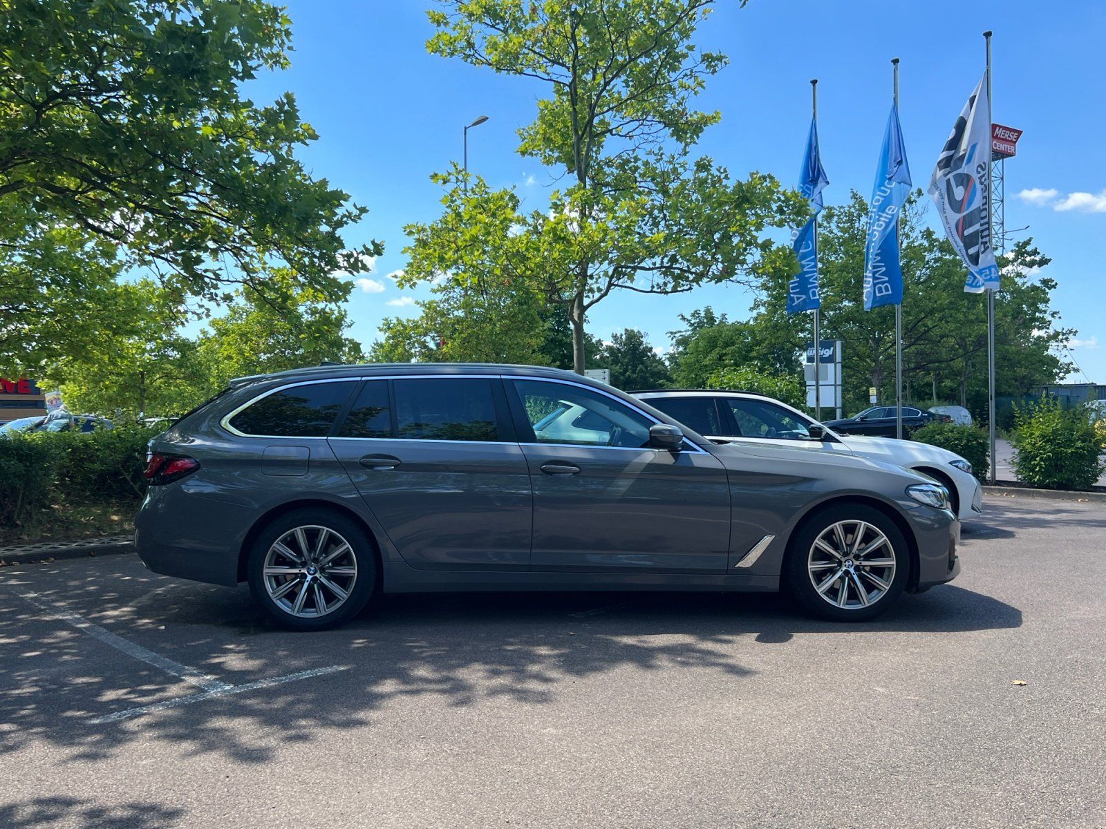 Fahrzeugabbildung BMW 520dA xDrive 3xKlima+Glasdach+LED+ParkAssist+AHK