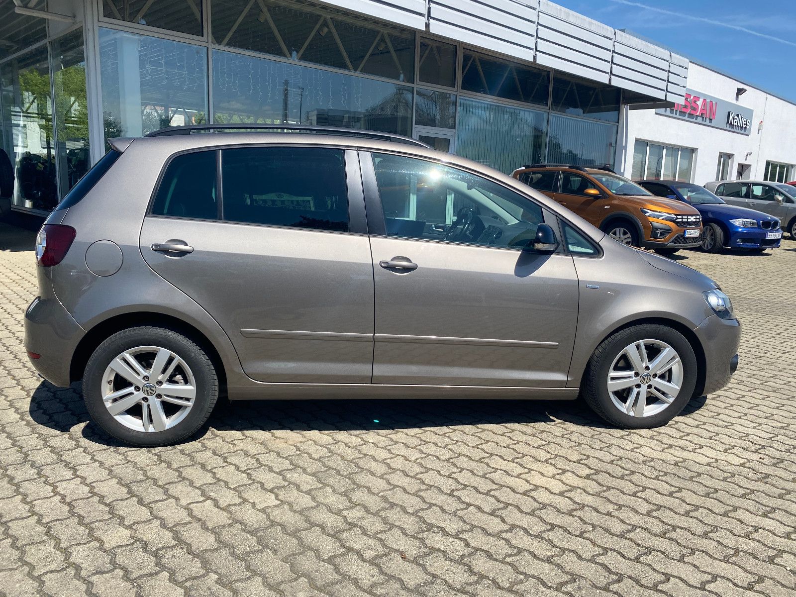 Fahrzeugabbildung Volkswagen Golf Plus 1.6 TDI NAVI+T.LEDER+PDC+AHK-TÜV-NEU