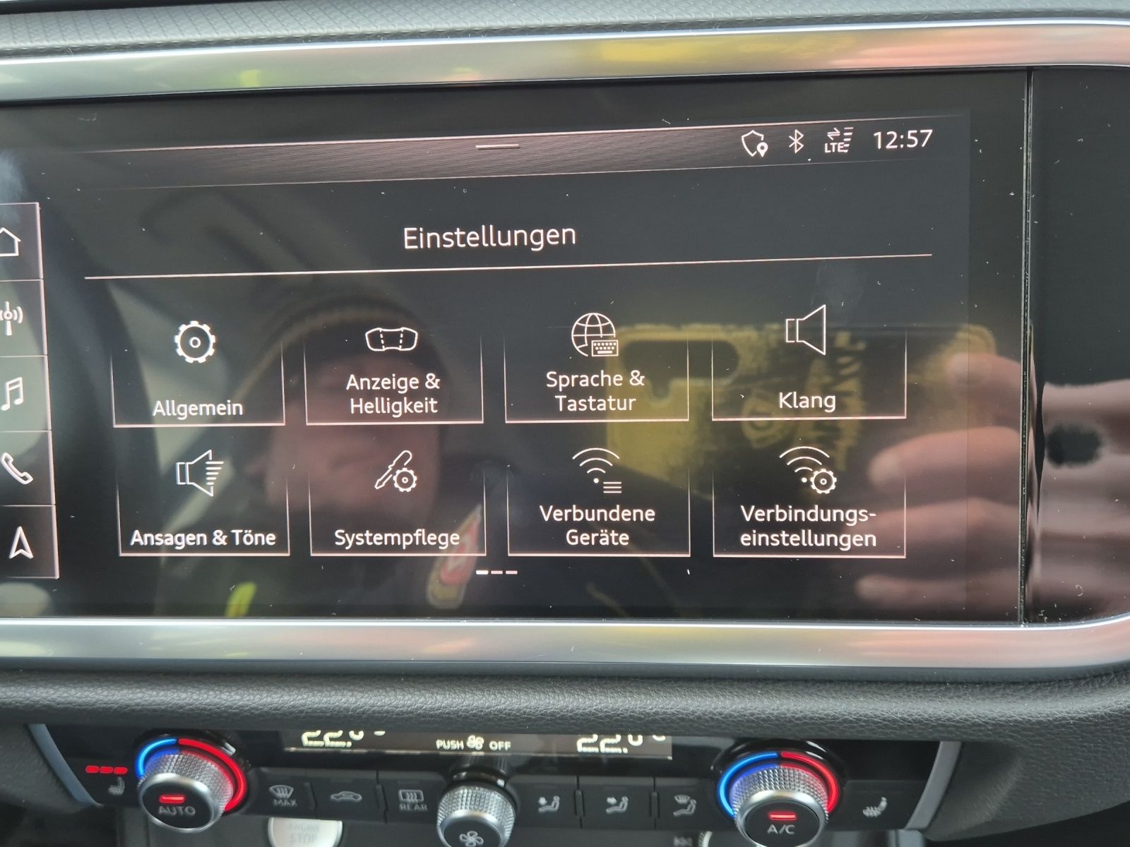 Fahrzeugabbildung Audi Q3 40 TFSI quattro S-tronic Standhzg. Matrix Nav