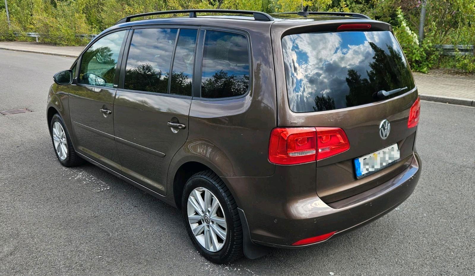 Volkswagen Touran 2011 — interior