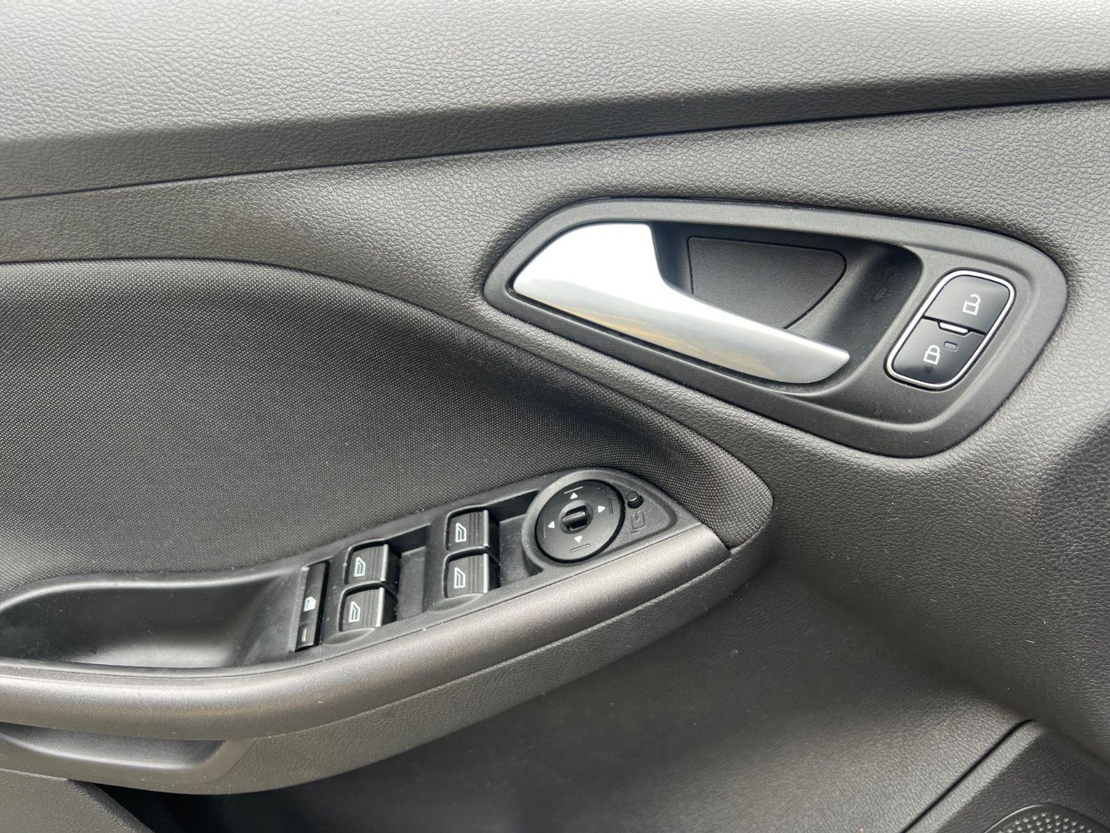 Fahrzeugabbildung Ford Focus Turnier 1.5 ST-Line *RÜCKFAHRKAMERA*